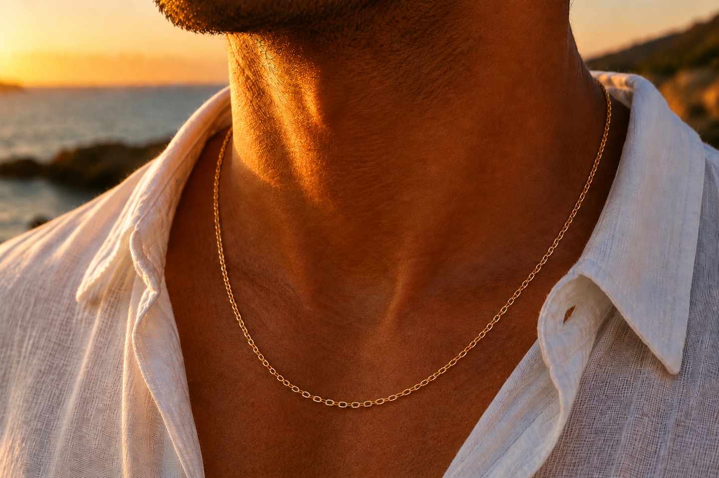 Gros plan sur un homme portant une chaîne maille forçat miroir en or jaune 18 carats de 50 cm, un collier masculin élégant et brillant.