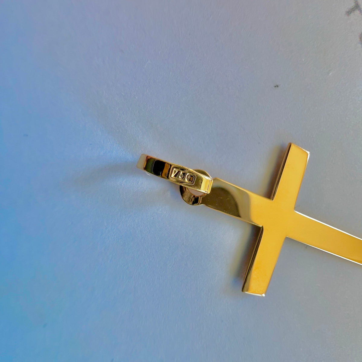 Zoom sur la bélière robuste et le poinçon d'état 750 garantissant l'or massif 18 carats.