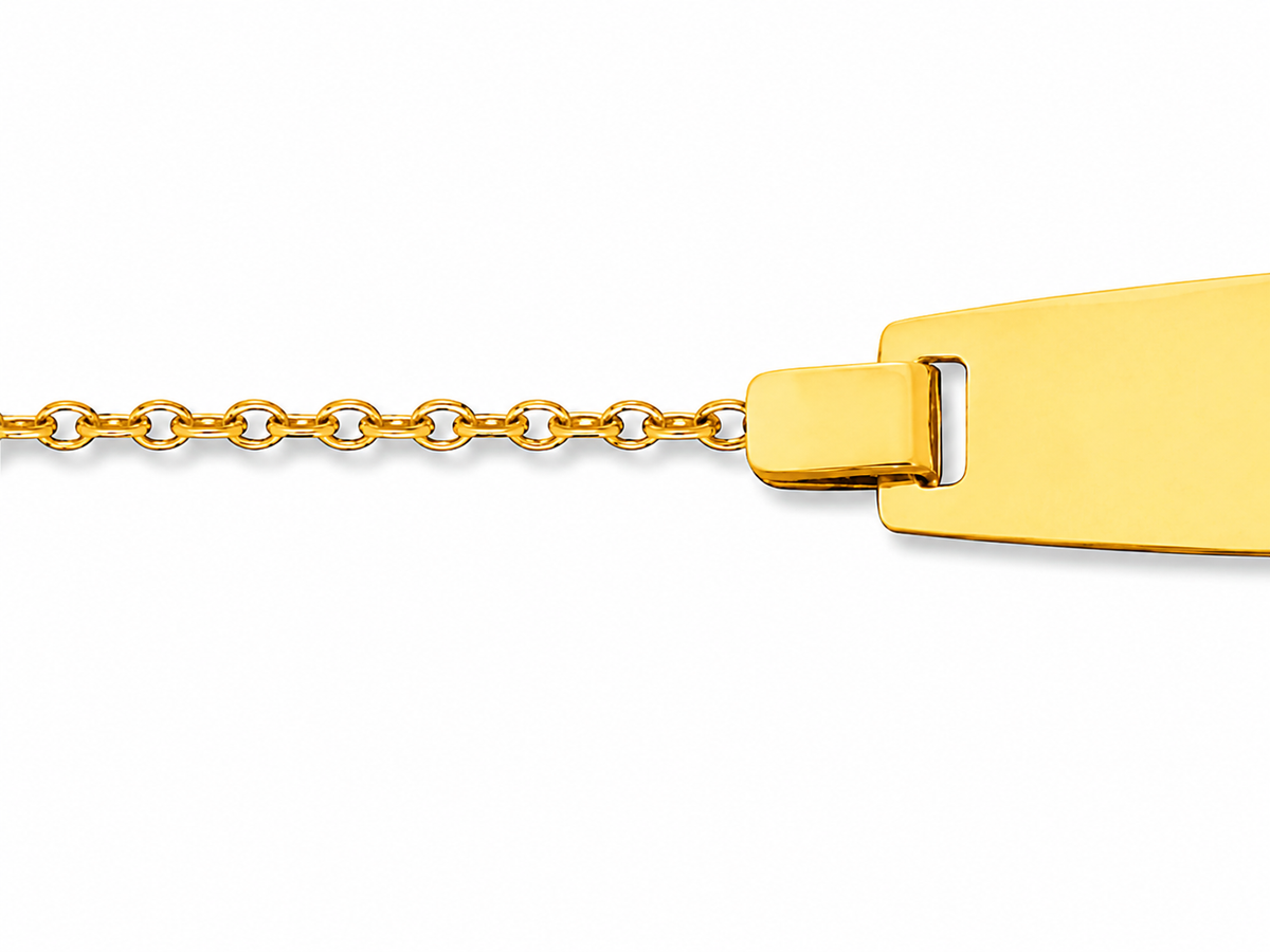 Gros plan de la gourmette bébé fille ou garçon en or jaune 18 carats, bracelet de naissance avec plaque d'identité lisse à graver et chaîne forçat ronde avec anneau de réglage.