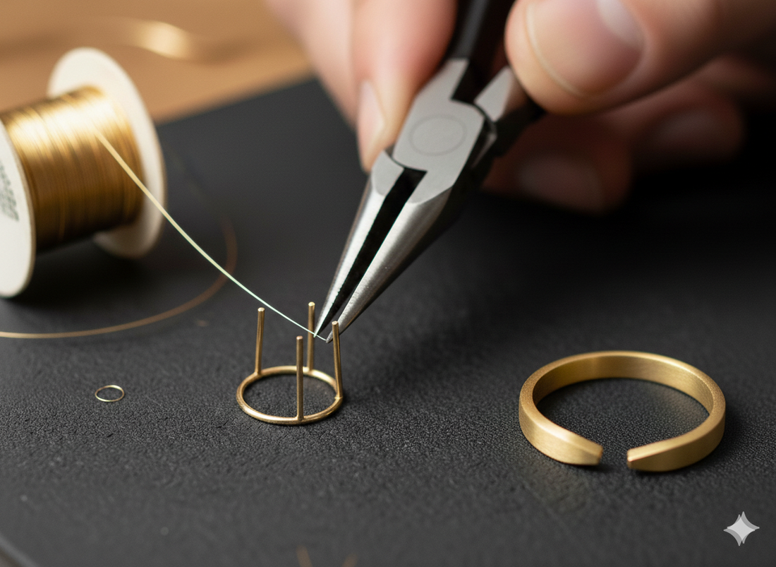 Tutoriel pour fabriquer un chaton à 4 griffes en fil d'or pour une bague solitaire.