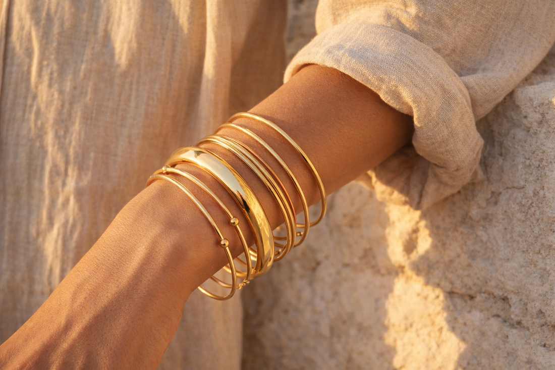 accumulation-bracelets-joncs-or-femme-tendance-stacking