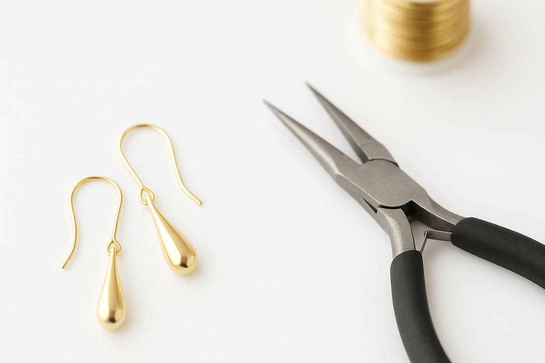 Tutoriel pour fabriquer des crochets d'oreilles élégants avec du fil d'or 18 carats.