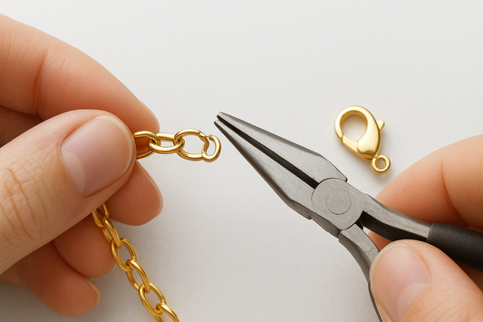 Guide pas à pas pour changer le fermoir d'un collier en or avec des pinces de bijoutier.