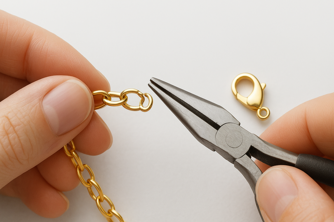 Guide pas à pas pour changer le fermoir d'un collier en or avec des pinces de bijoutier.