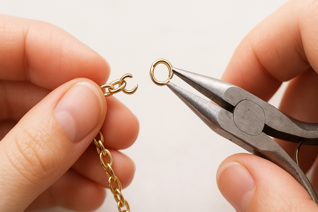 Guide pas à pas pour réparer une chaîne en or cassée avec un anneau de jonction et des pinces.