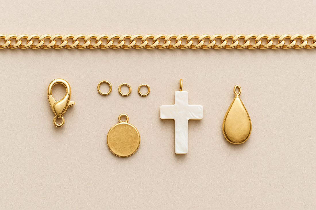 Guide des fournitures nécessaires pour créer un bracelet à charms en or 18 carats.