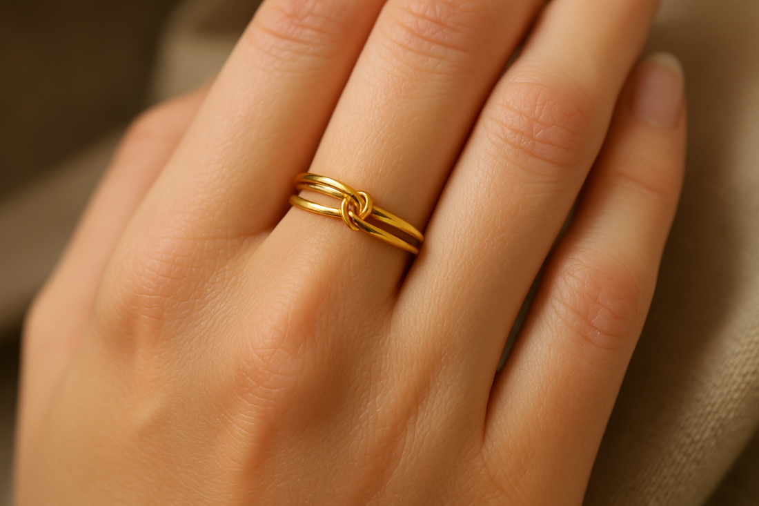 Tutoriel pas à pas pour créer une bague en fil d'or 18 carats sans soudure.