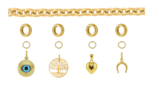 Guide de création d'un collier en or 18k avec pendentifs interchangeables grâce à un connecteur articulé.