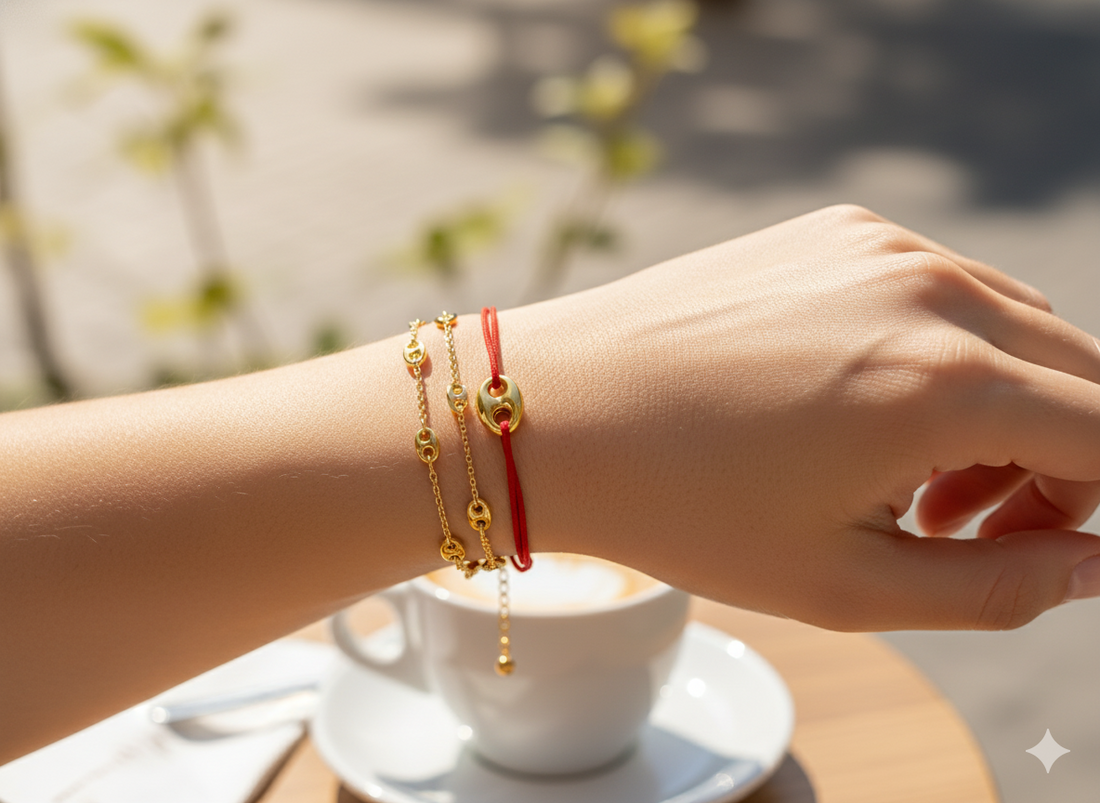 Bracelet cordon rouge avec grain de café en or 18 carats et bracelet chaîne or, illustration du prix accessible de la collection La Fille du Sud.