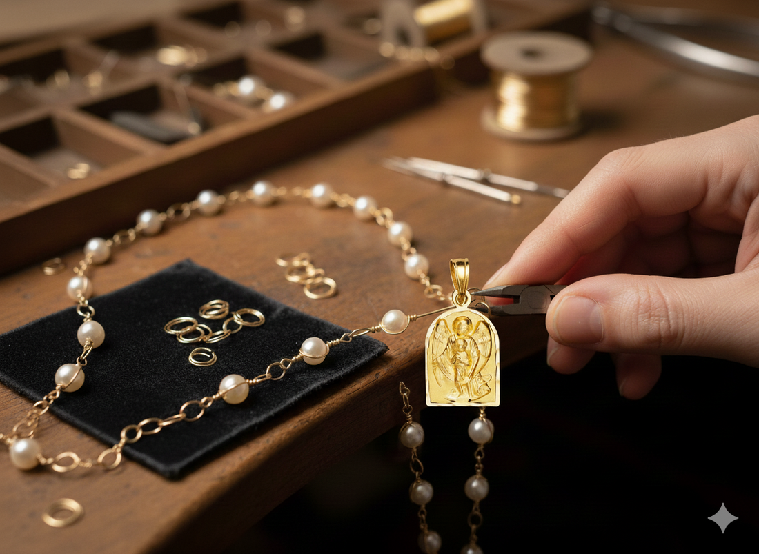 Tutoriel pour apprendre à créer une chaîne chapelet en or avec la technique du wire wrapping.