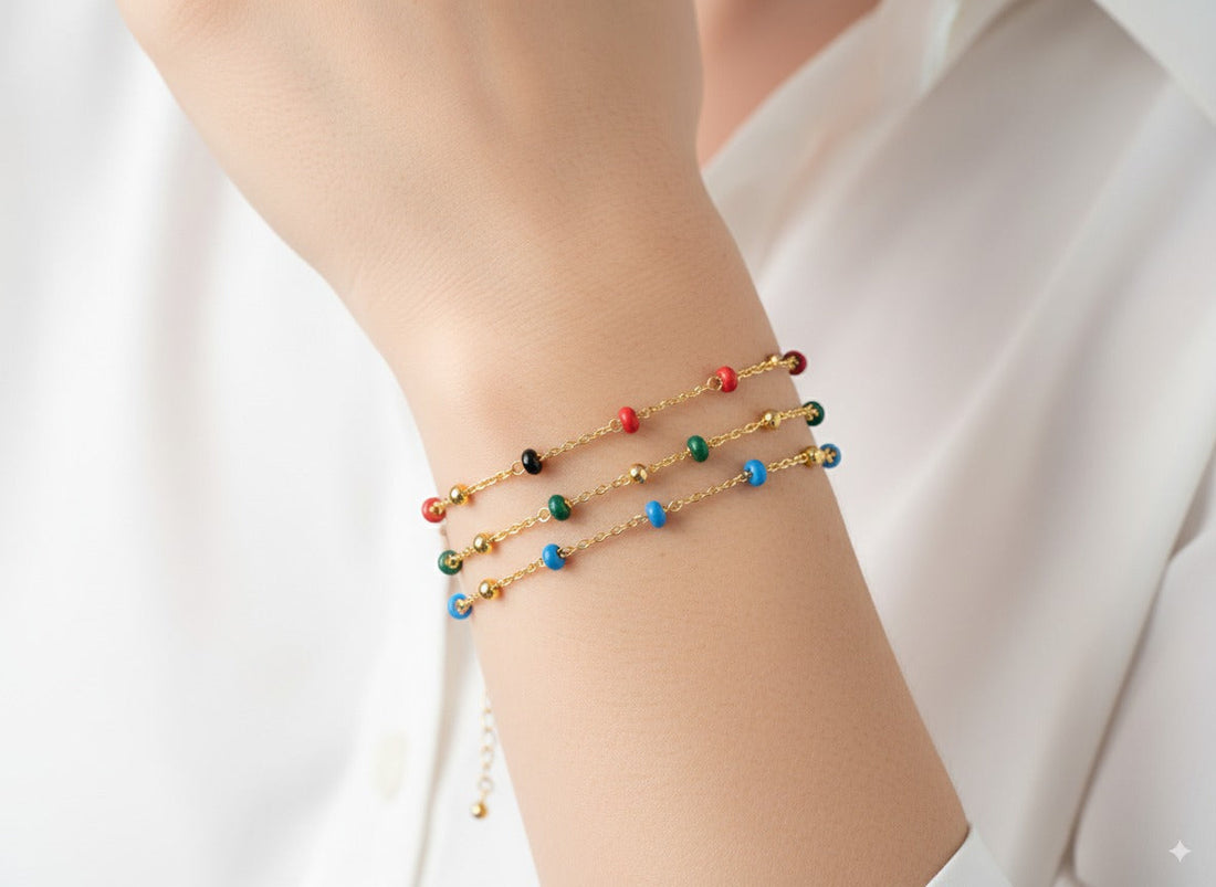 Guide de style sur la tendance des bracelets fins en or et résine colorée.