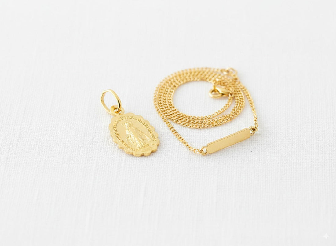 Guide pour choisir un cadeau de baptême en or 18 carats : médaille, chaîne et gourmette.