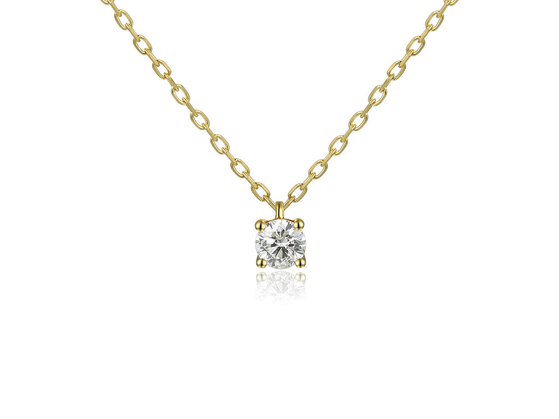 Guide pour choisir un premier collier avec un diamant solitaire en or 18 carats, le cadeau parfait pour une femme.