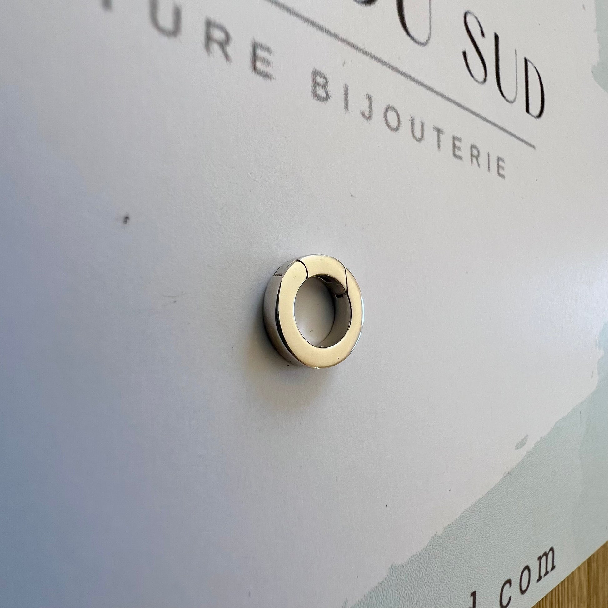 fermoir à charnière plat et invisible en or blanc rhodié, montrant son design épuré et son mécanisme discret.