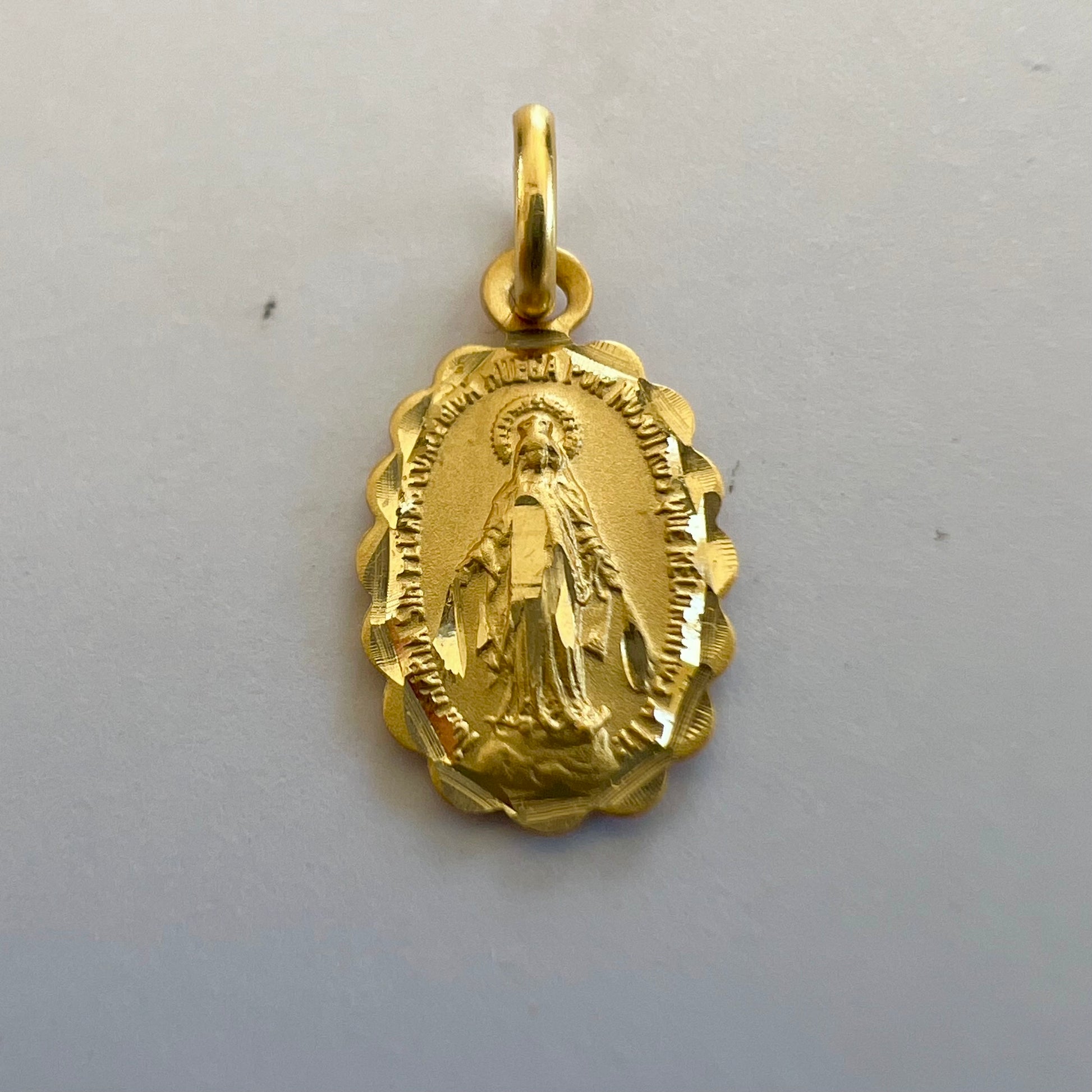 Médaille de la Vierge Miraculeuse en or 18 carats, double face avec bords ciselés.