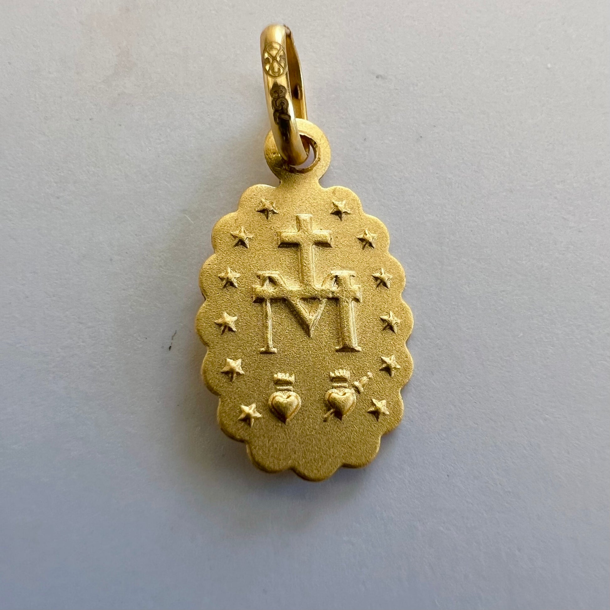 Médaille de la Vierge Miraculeuse en or 18 carats, double face avec bords ciselés.