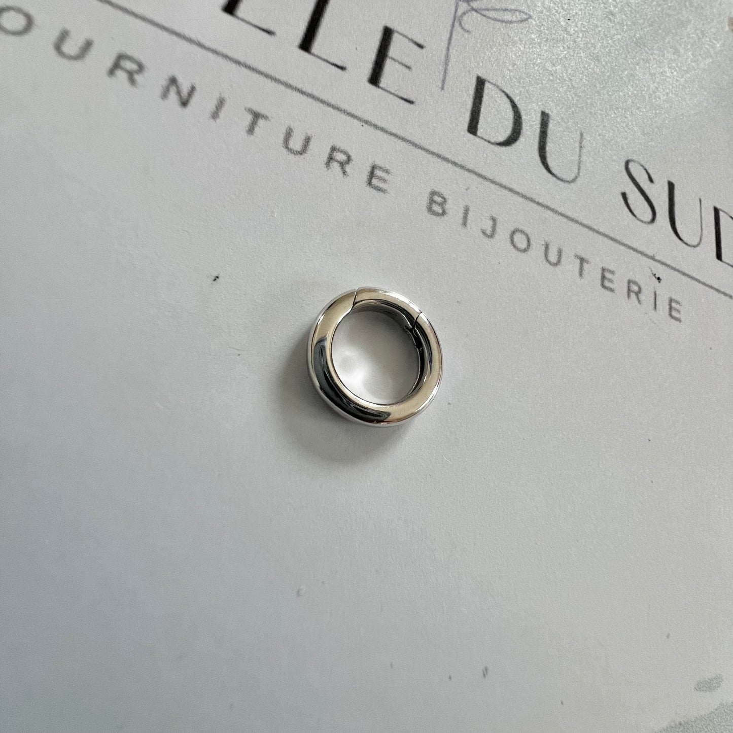 18k Rhodium-Plated White Gold Invisible Curved Hinge Clasp