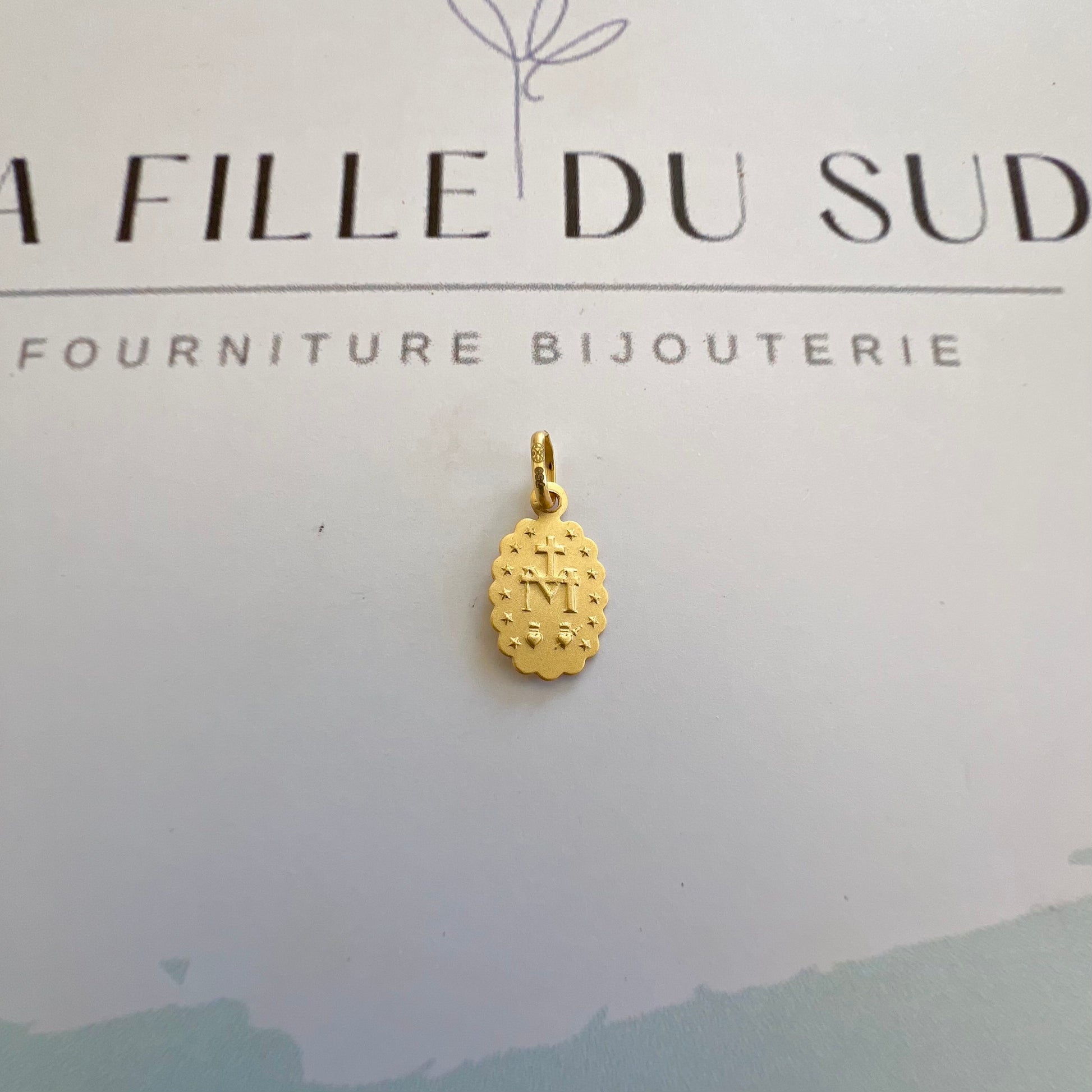 Médaille de la Vierge Miraculeuse en or 18 carats, double face avec bords ciselés.