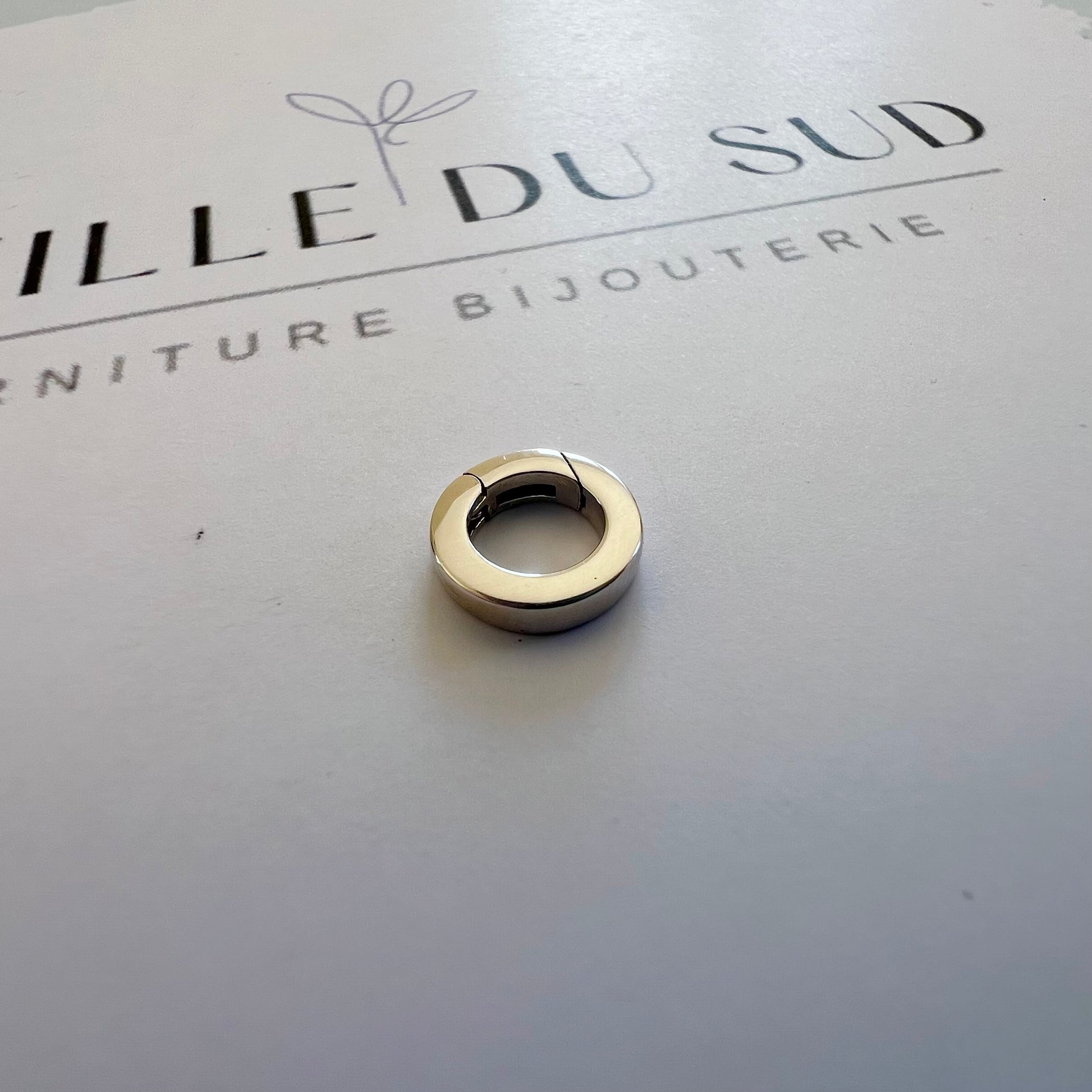 fermoir à charnière plat et invisible en or blanc rhodié, montrant son design épuré et son mécanisme discret.