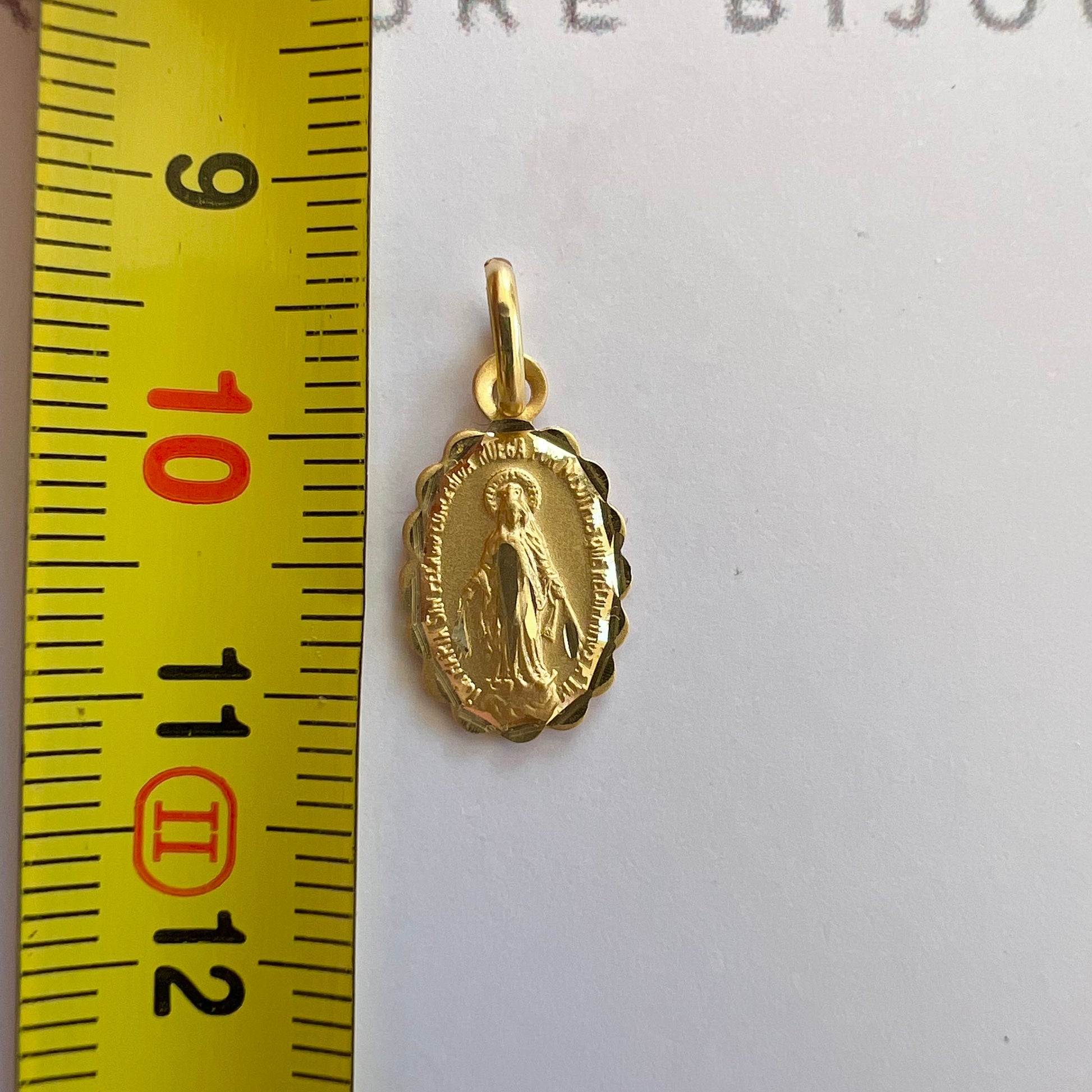 Médaille de la Vierge Miraculeuse en or 18 carats, double face avec bords ciselés.