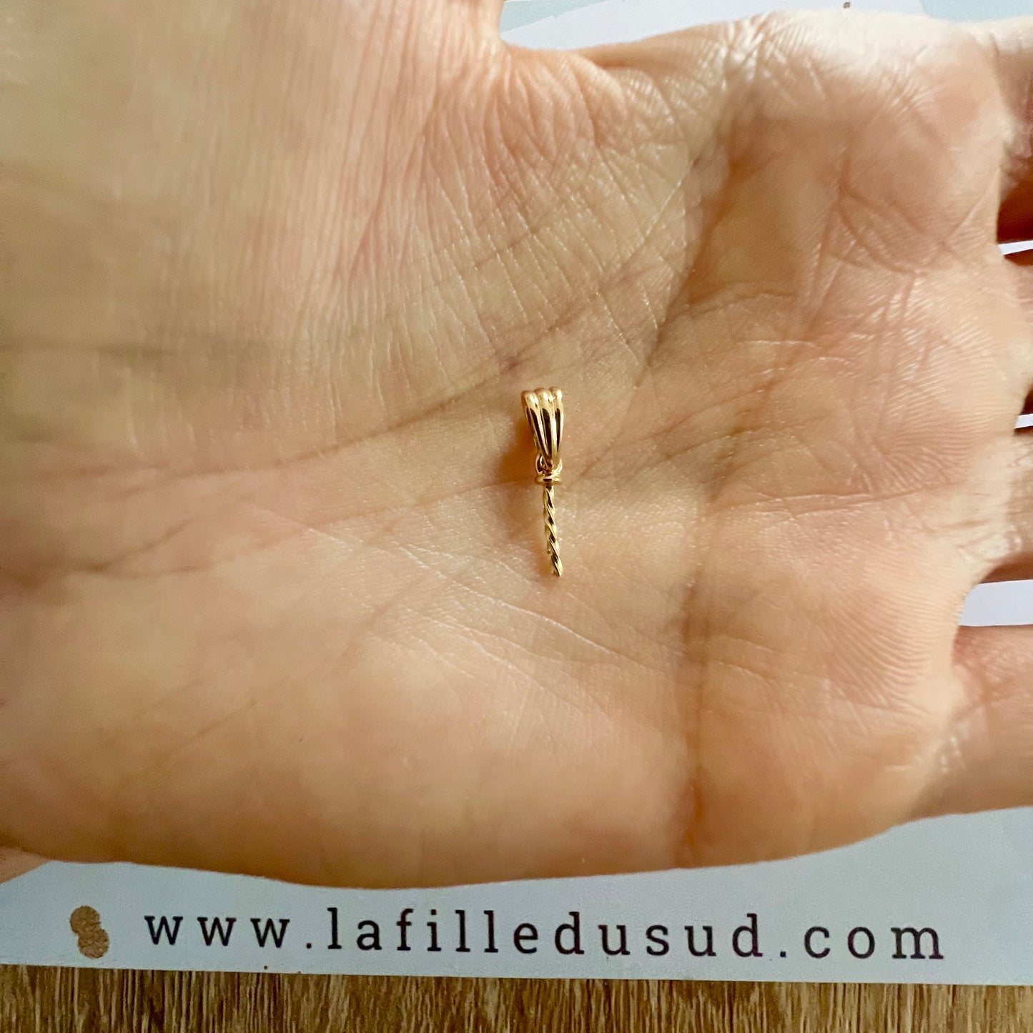 18-carat movable ribbed gold bail for pearls from 6 to 12 mm in diameter, 18k 750 yellow gold