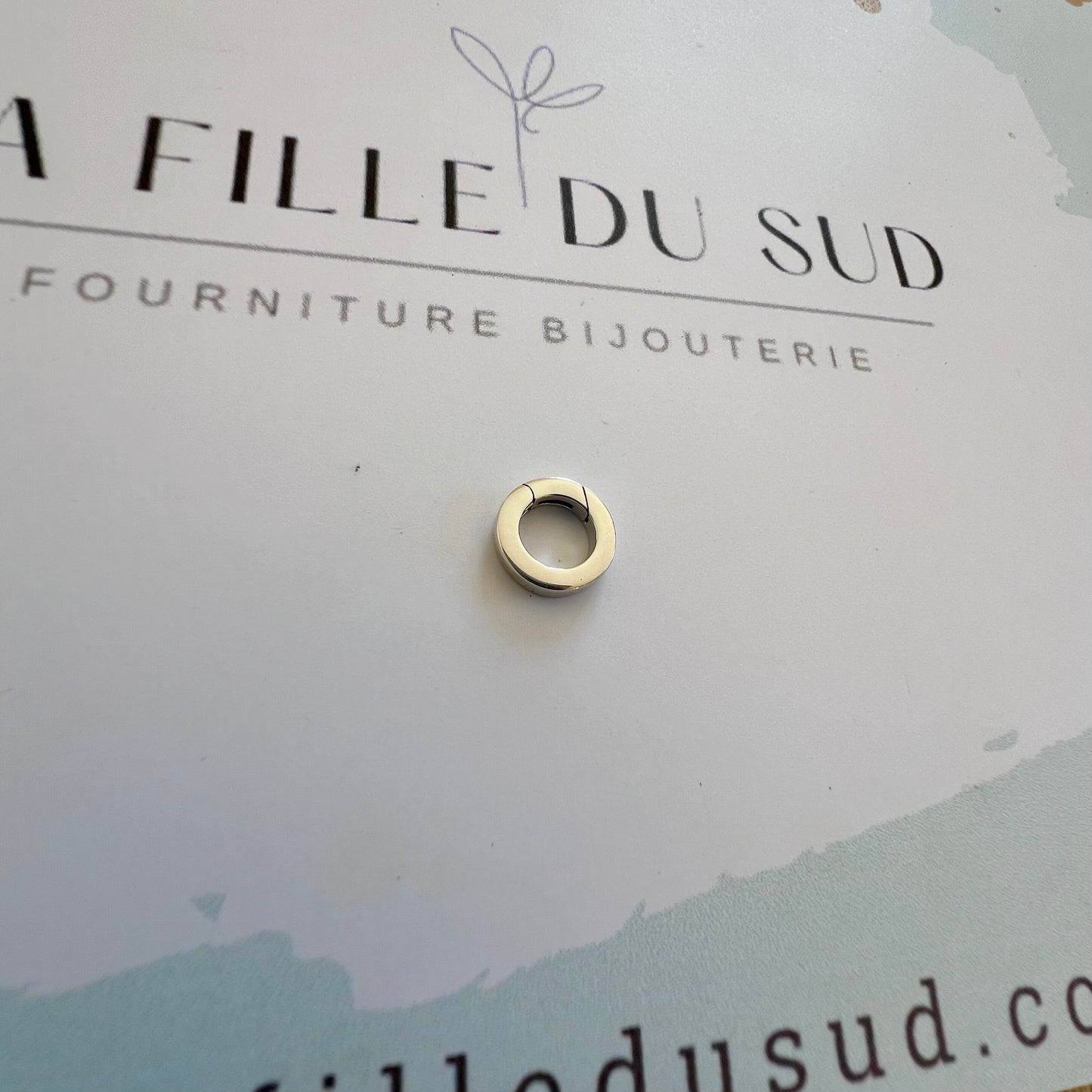 fermoir à charnière plat et invisible en or blanc rhodié, montrant son design épuré et son mécanisme discret.