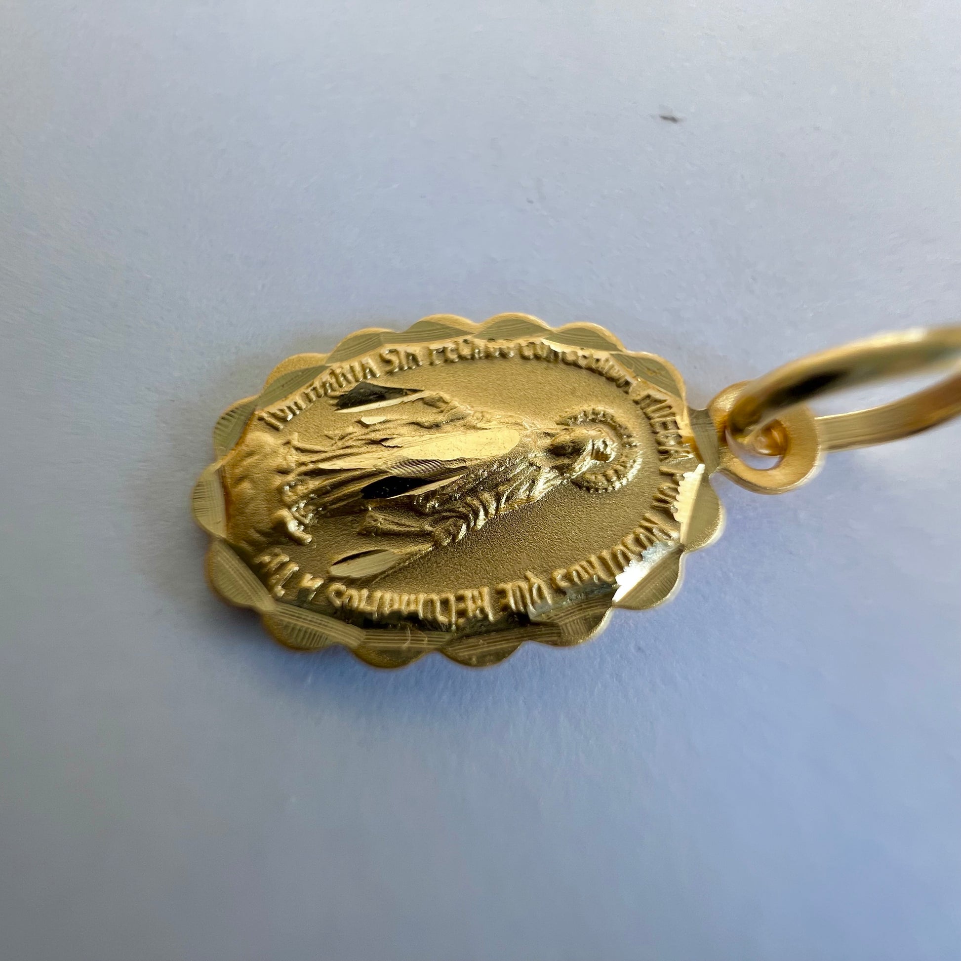 Médaille de la Vierge Miraculeuse en or 18 carats, double face avec bords ciselés.