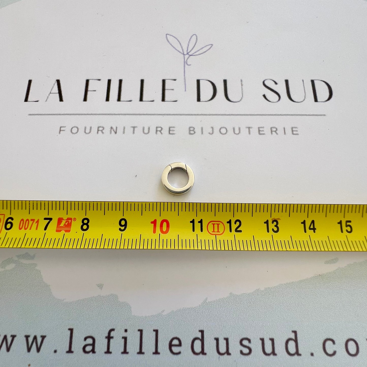 fermoir à charnière plat et invisible en or blanc rhodié, montrant son design épuré et son mécanisme discret.