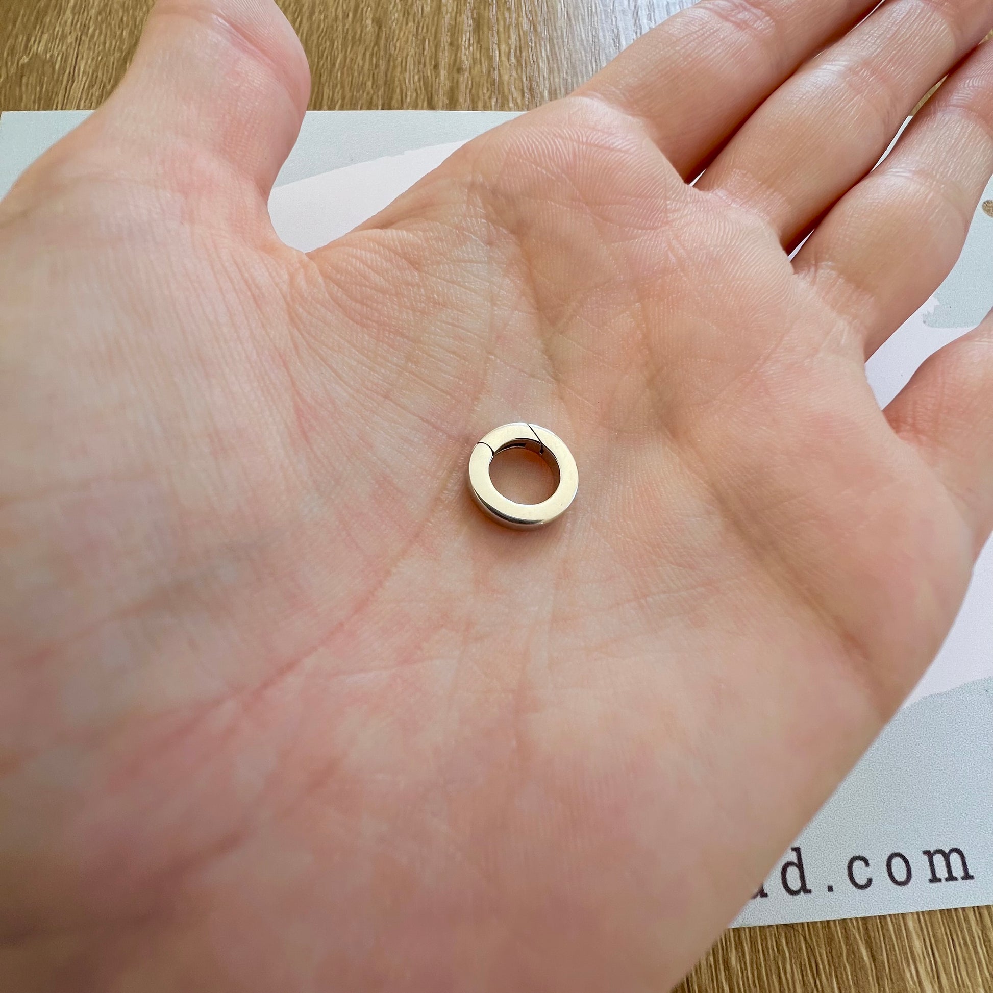 fermoir à charnière plat et invisible en or blanc rhodié, montrant son design épuré et son mécanisme discret.