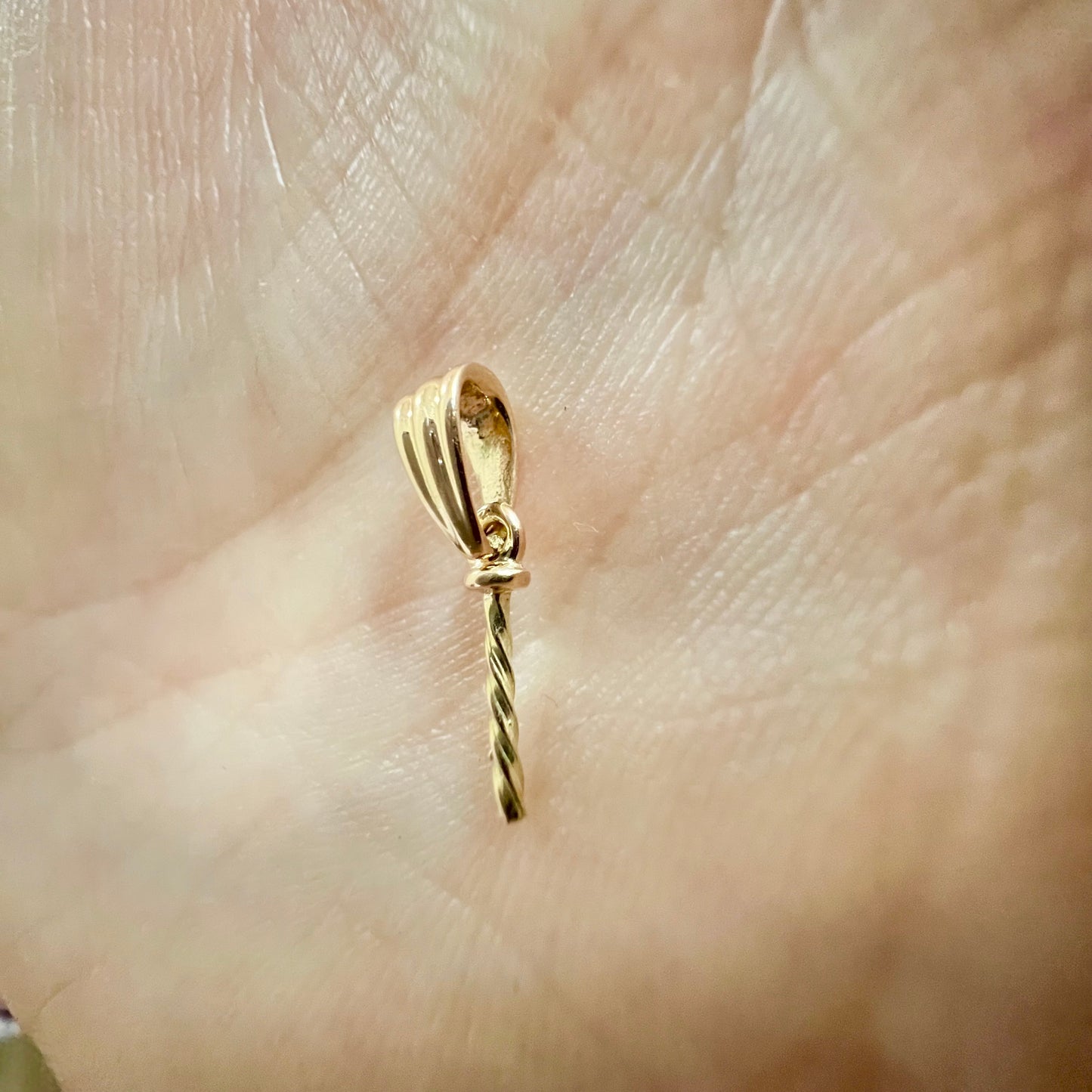 18-carat movable ribbed gold bail for pearls from 6 to 12 mm in diameter, 18k 750 yellow gold