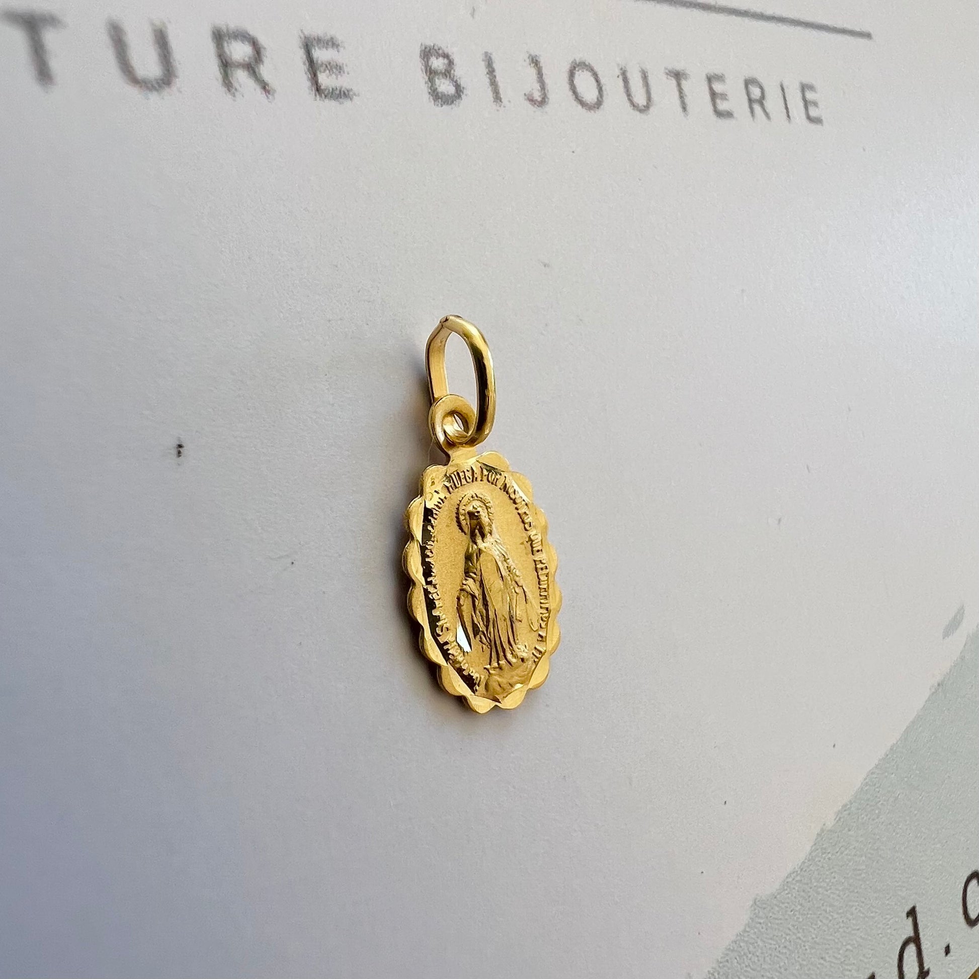 Médaille de la Vierge Miraculeuse en or 18 carats, double face avec bords ciselés.