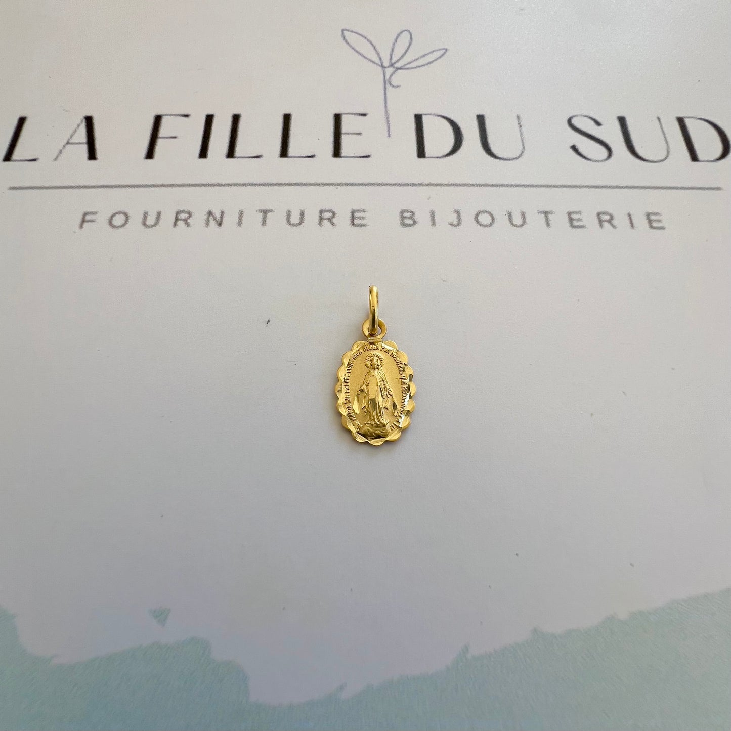 Médaille de la Vierge Miraculeuse en or 18 carats, double face avec bords ciselés.