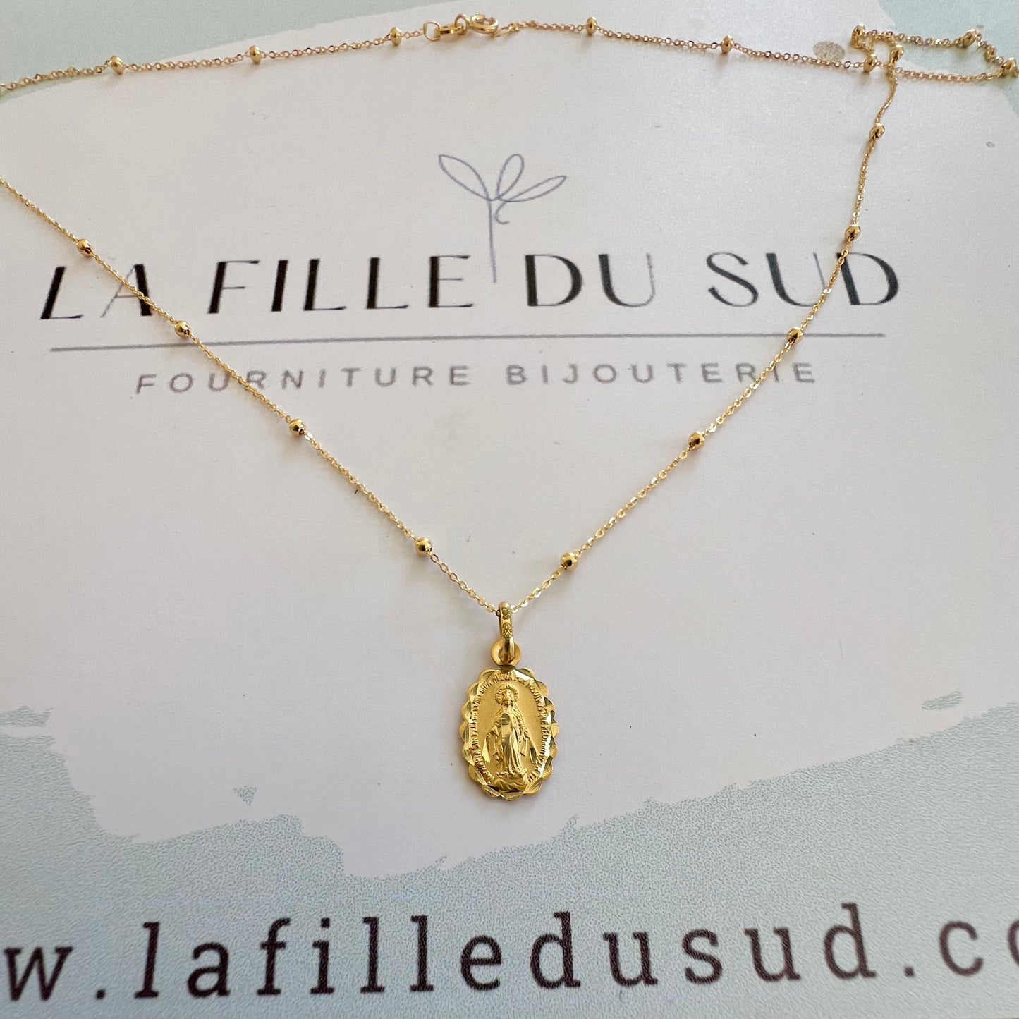 Médaille de la Vierge Miraculeuse en or 18 carats, double face avec bords ciselés.