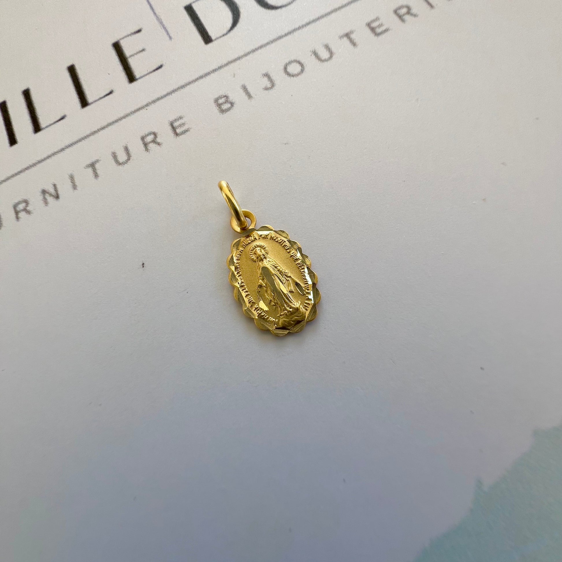 Médaille de la Vierge Miraculeuse en or 18 carats, double face avec bords ciselés.