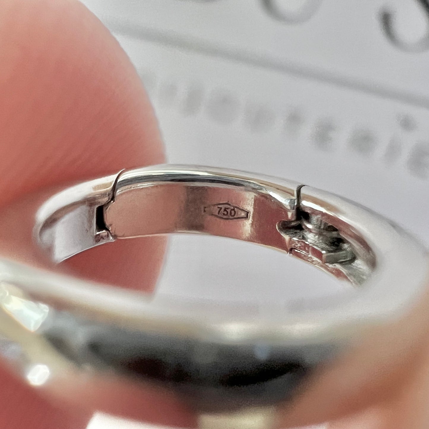 18k Rhodium-Plated White Gold Invisible Curved Hinge Clasp