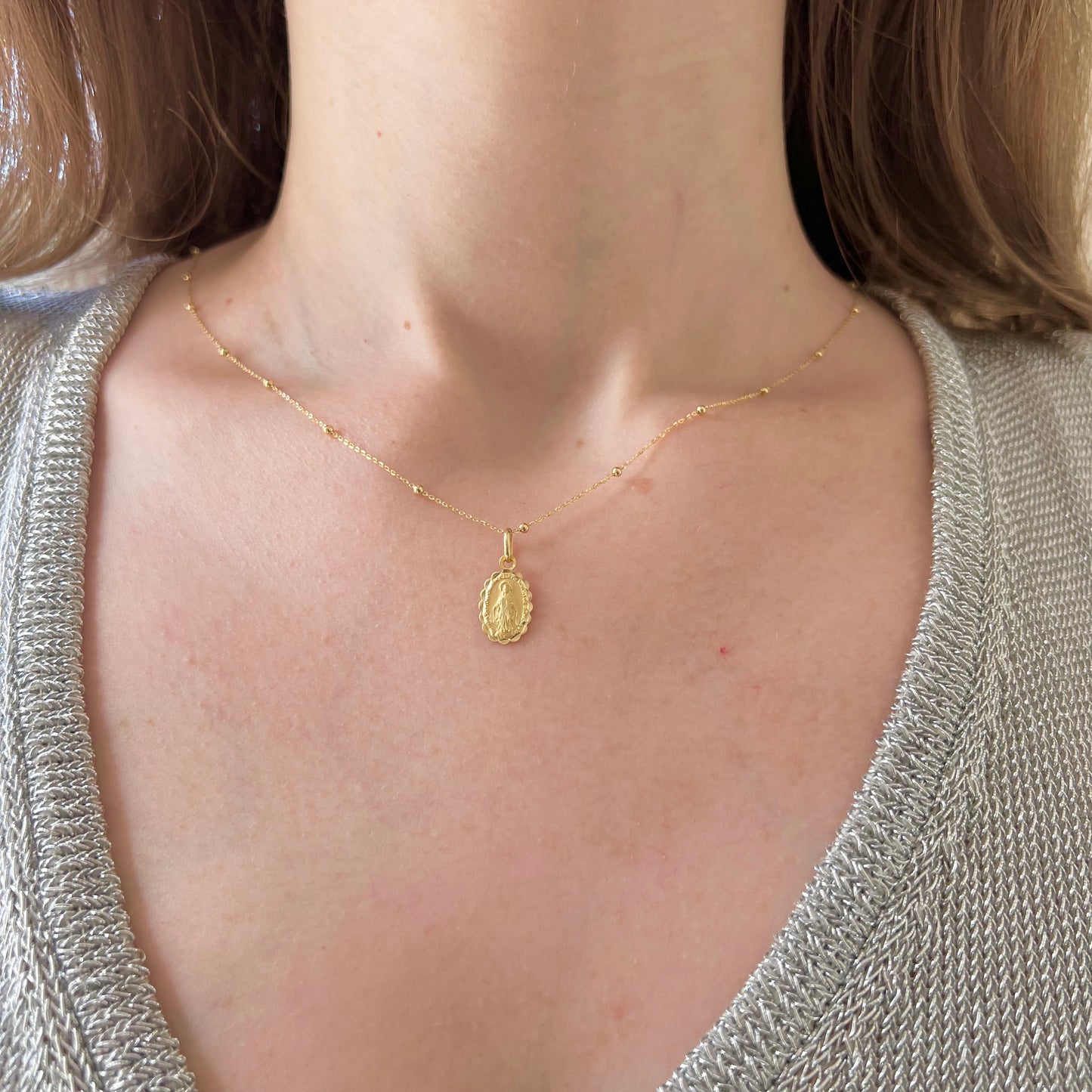 Médaille de la Vierge Miraculeuse en or 18 carats, double face avec bords ciselés.