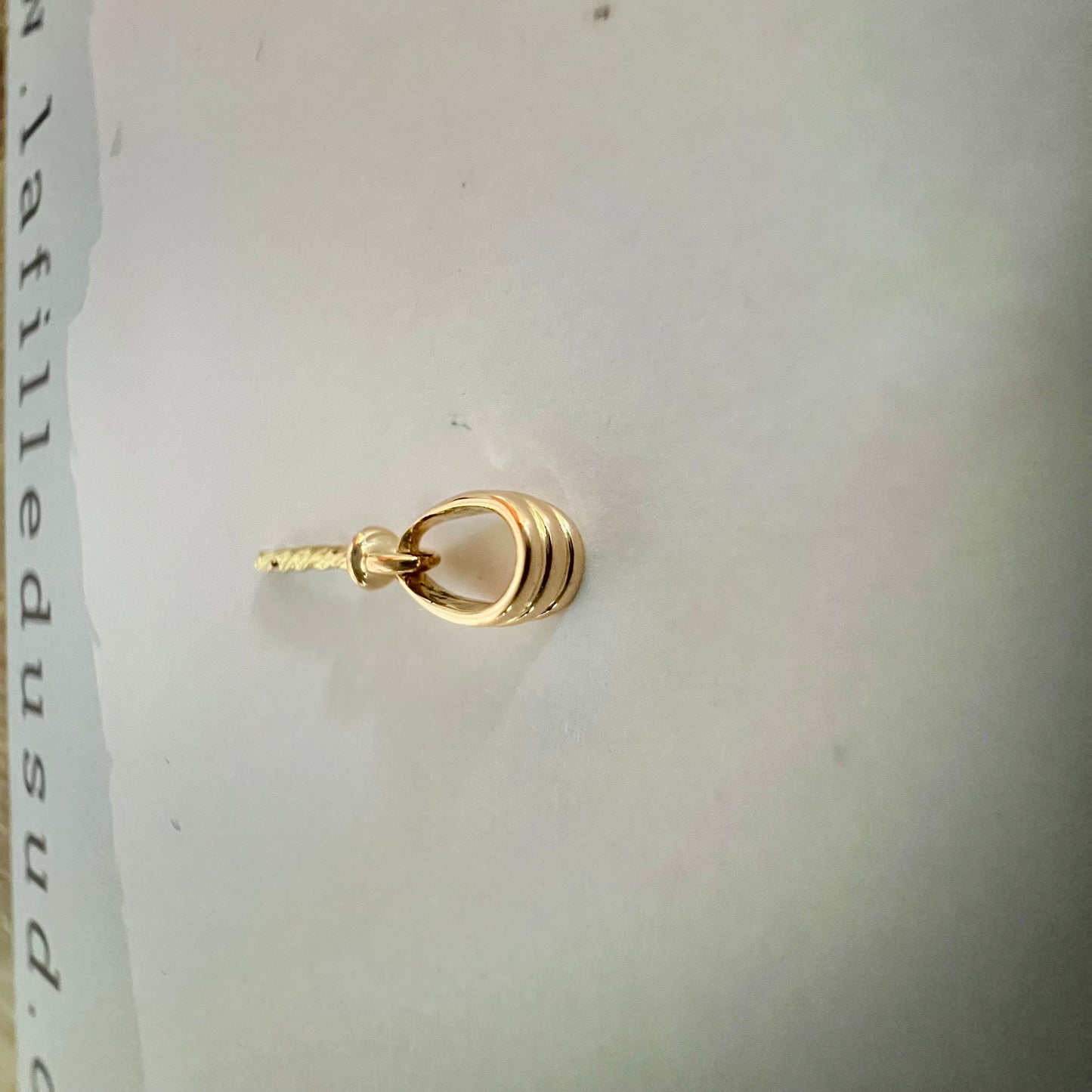 18-carat movable ribbed gold bail for pearls from 6 to 12 mm in diameter, 18k 750 yellow gold