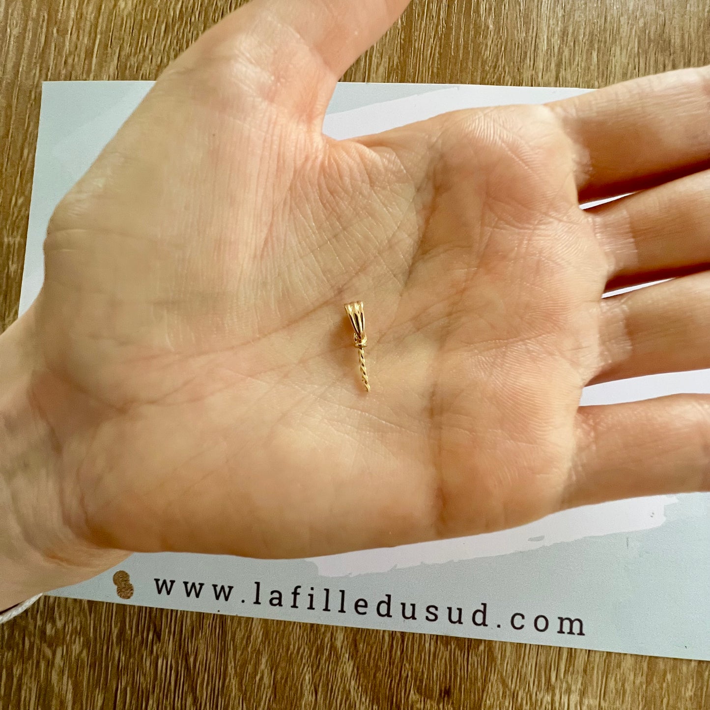 18-carat movable ribbed gold bail for pearls from 6 to 12 mm in diameter, 18k 750 yellow gold