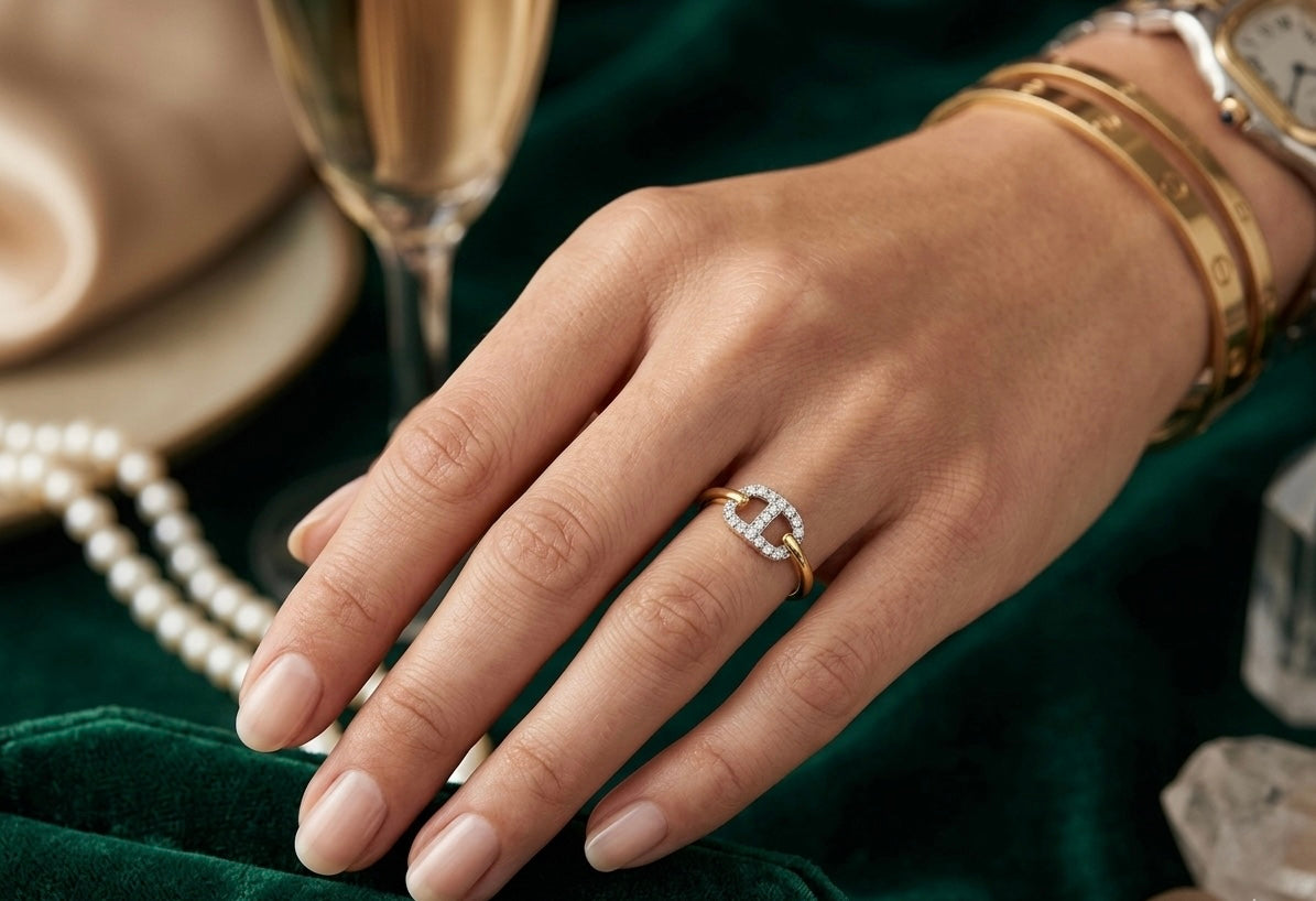 Bague chaîne d'ancre maille marine en or jaune et blanc 18 carats, pavée de diamants, portée par une femme