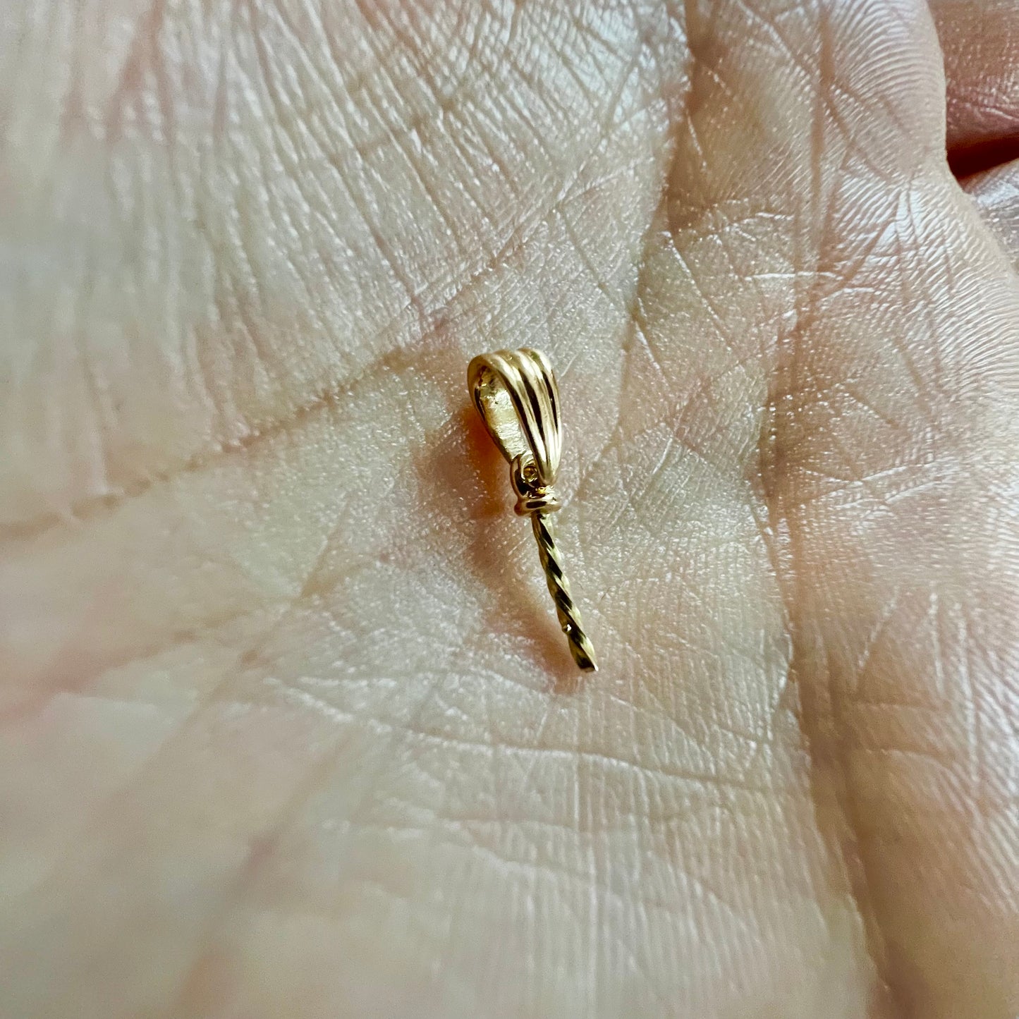 18-carat movable ribbed gold bail for pearls from 6 to 12 mm in diameter, 18k 750 yellow gold