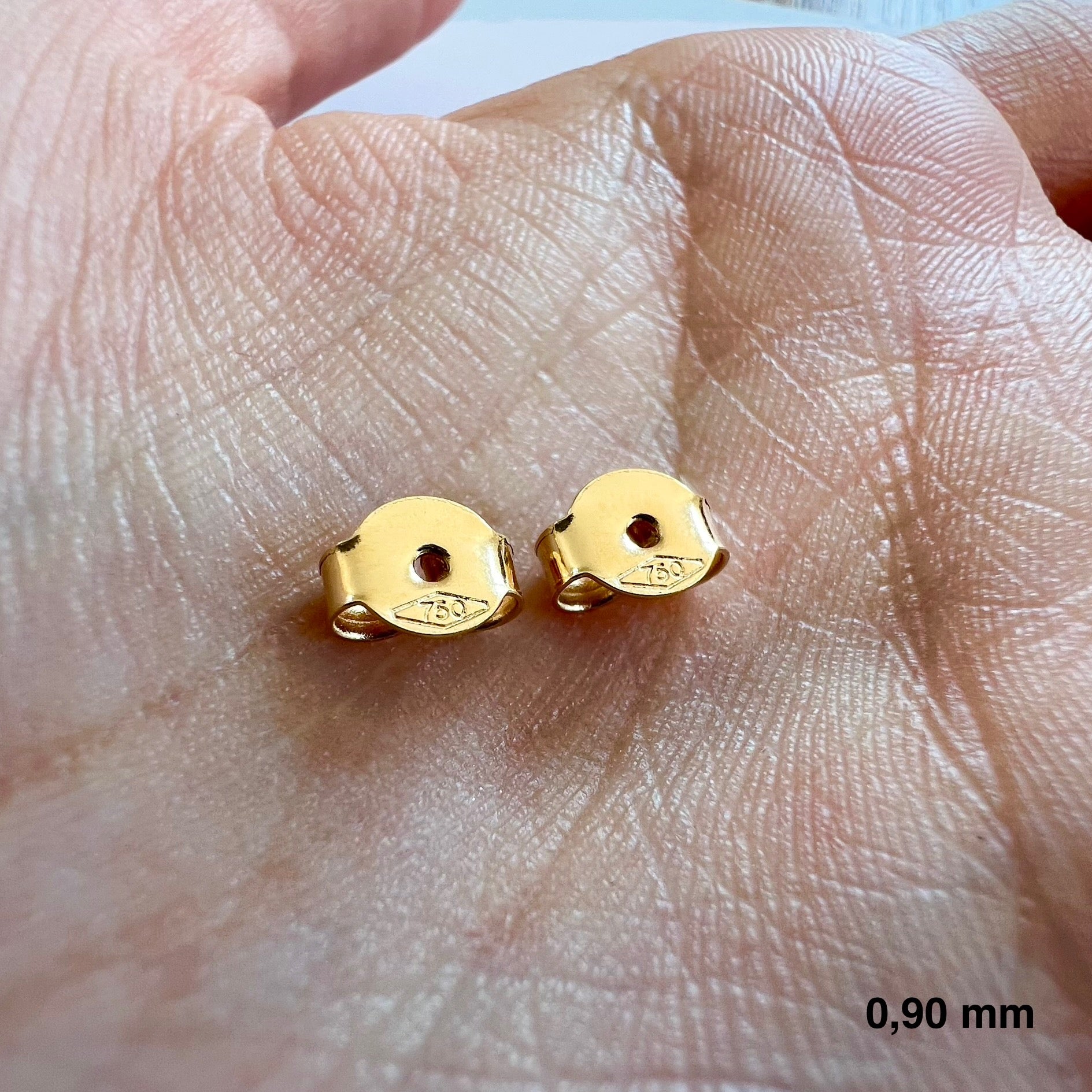 Boucles d'oreilles en argent rhodié 3 oxydes blancs sertis clos et fermoir poussette Boucles d'oreilles en argent rhodié 3 oxydes blancs sertis clos et fermoir poussette