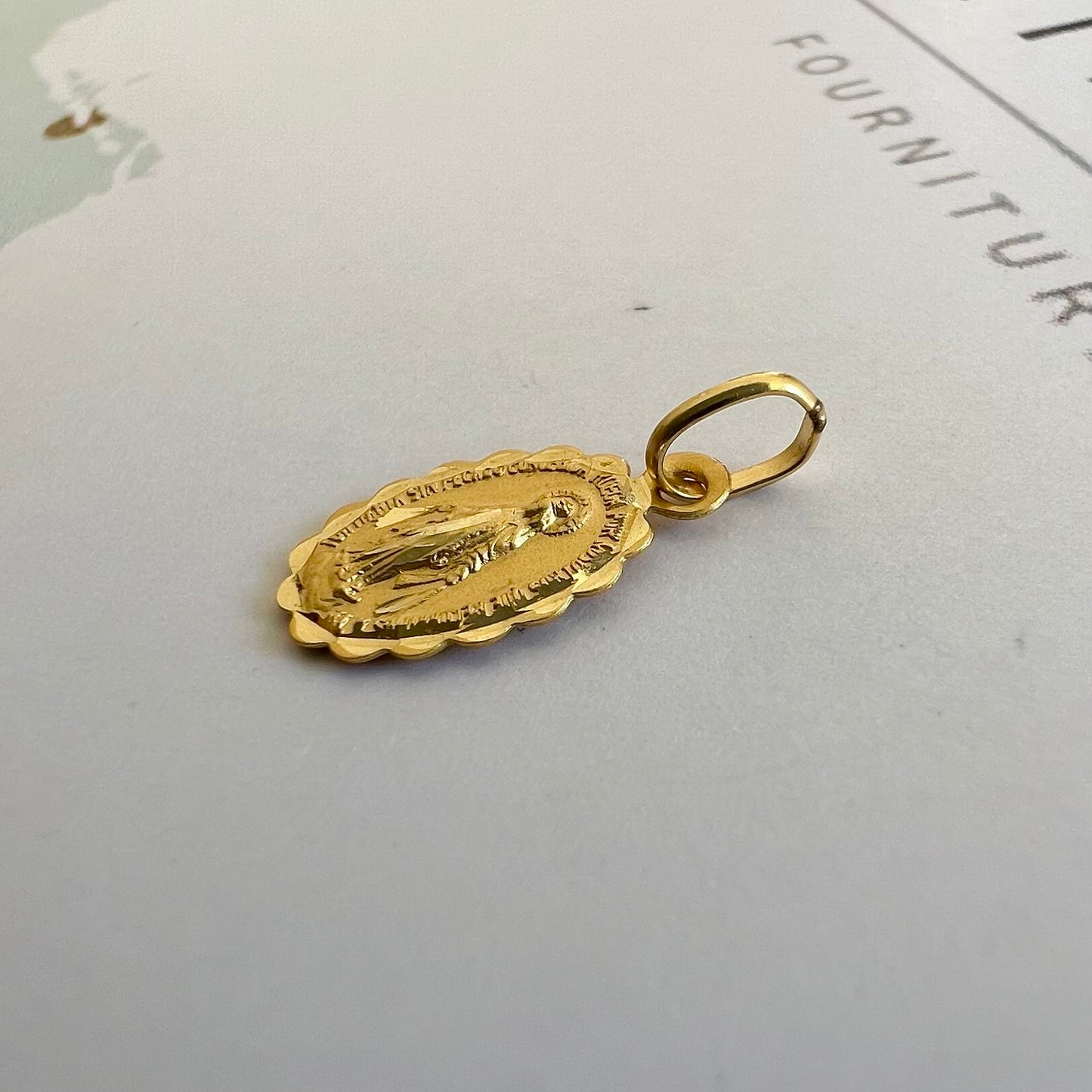 Médaille de la Vierge Miraculeuse en or 18 carats, double face avec bords ciselés.