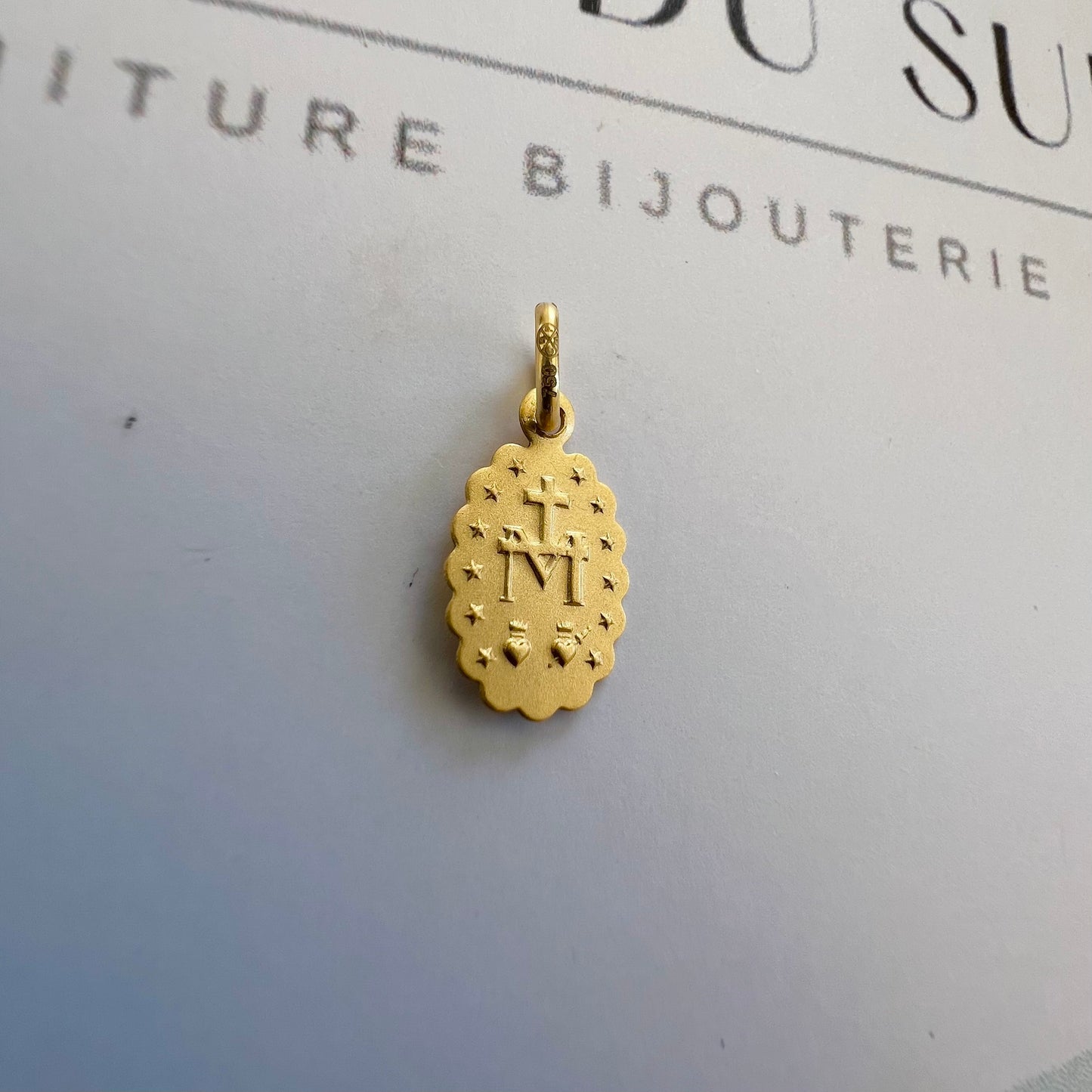 Médaille de la Vierge Miraculeuse en or 18 carats, double face avec bords ciselés.