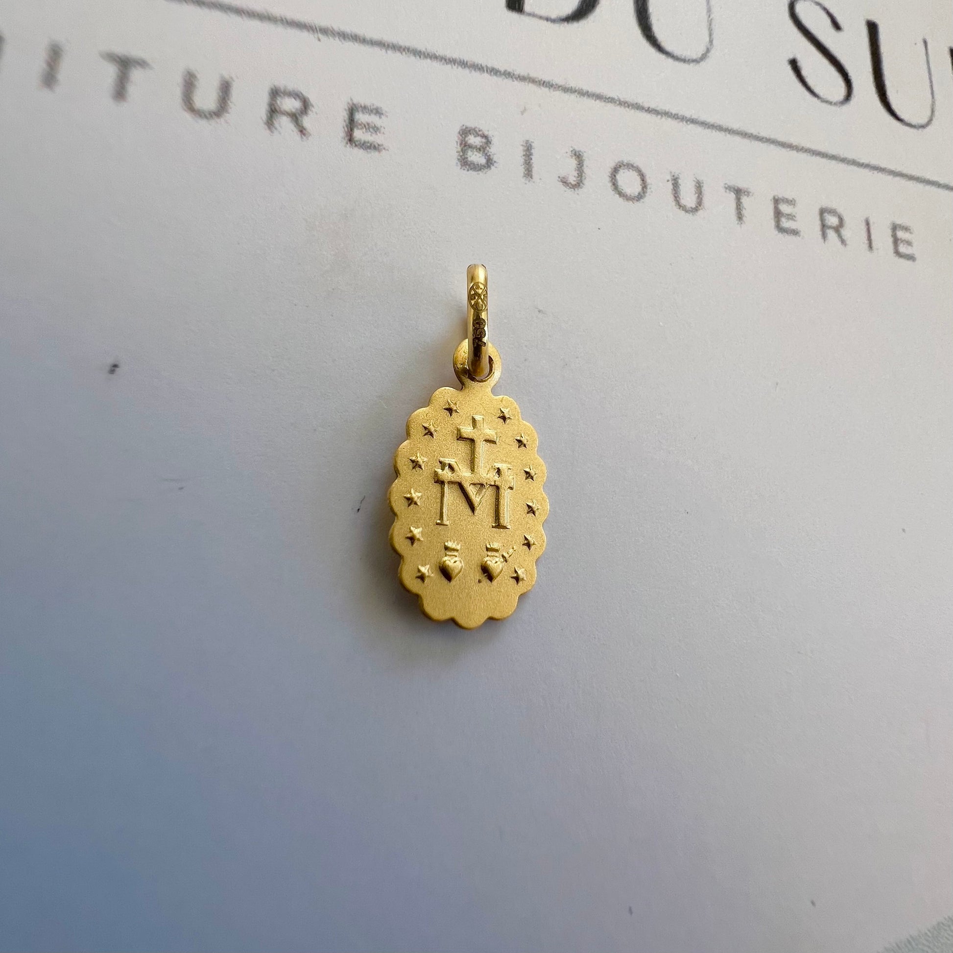 Médaille de la Vierge Miraculeuse en or 18 carats, double face avec bords ciselés.