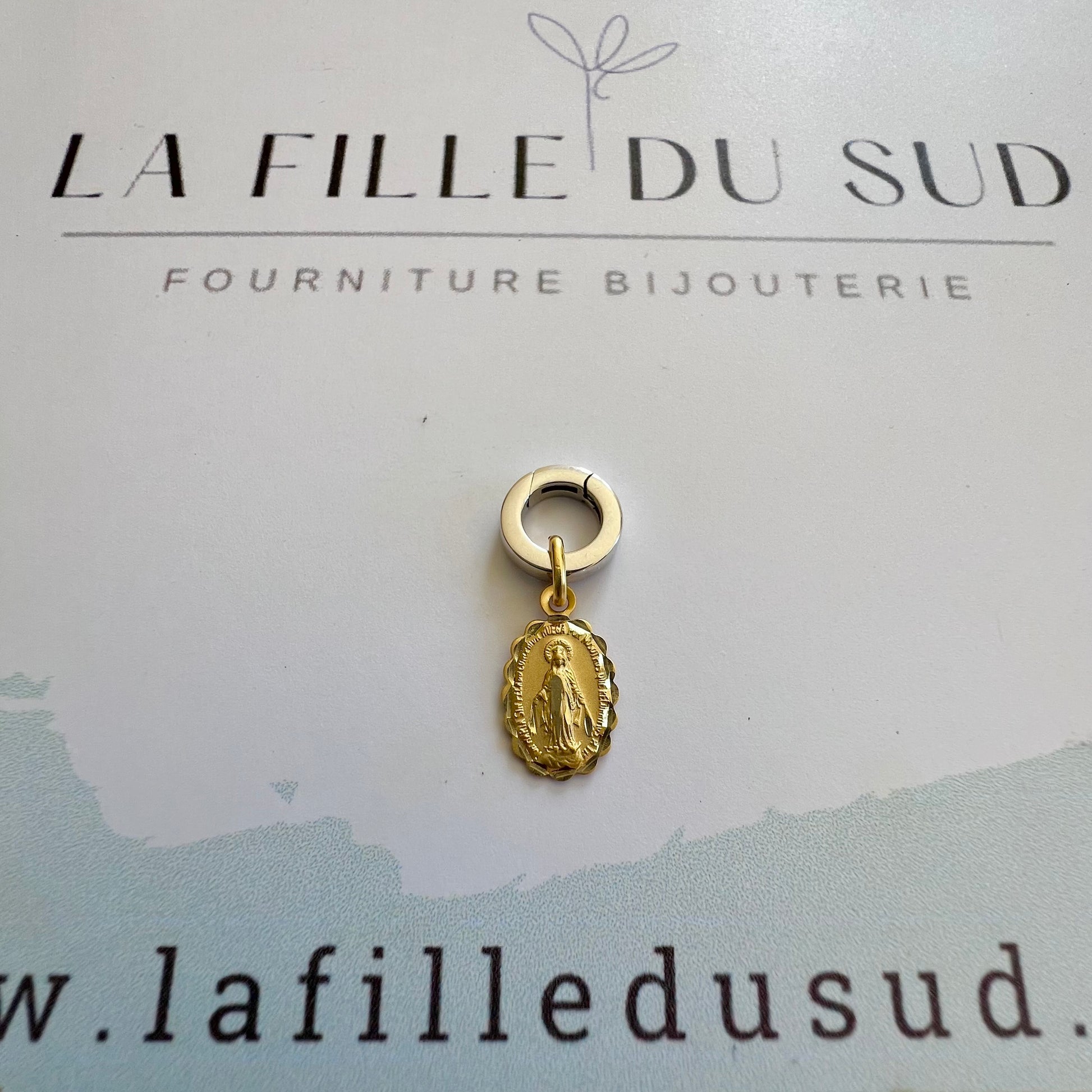 fermoir à chanière plat en or blanc 18k porté sur le devant comme un pendentif.