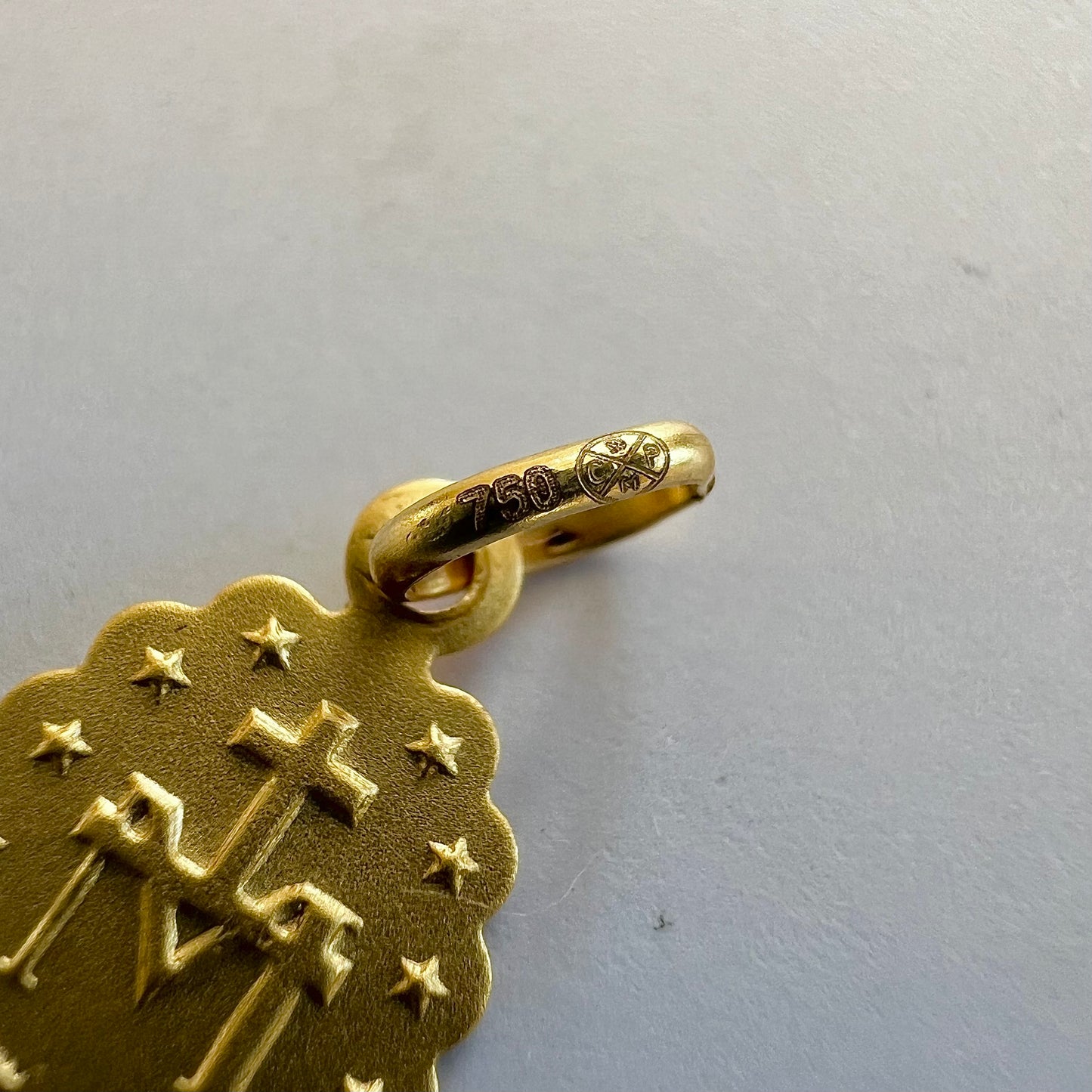 Médaille de la Vierge Miraculeuse en or 18 carats, double face avec bords ciselés.