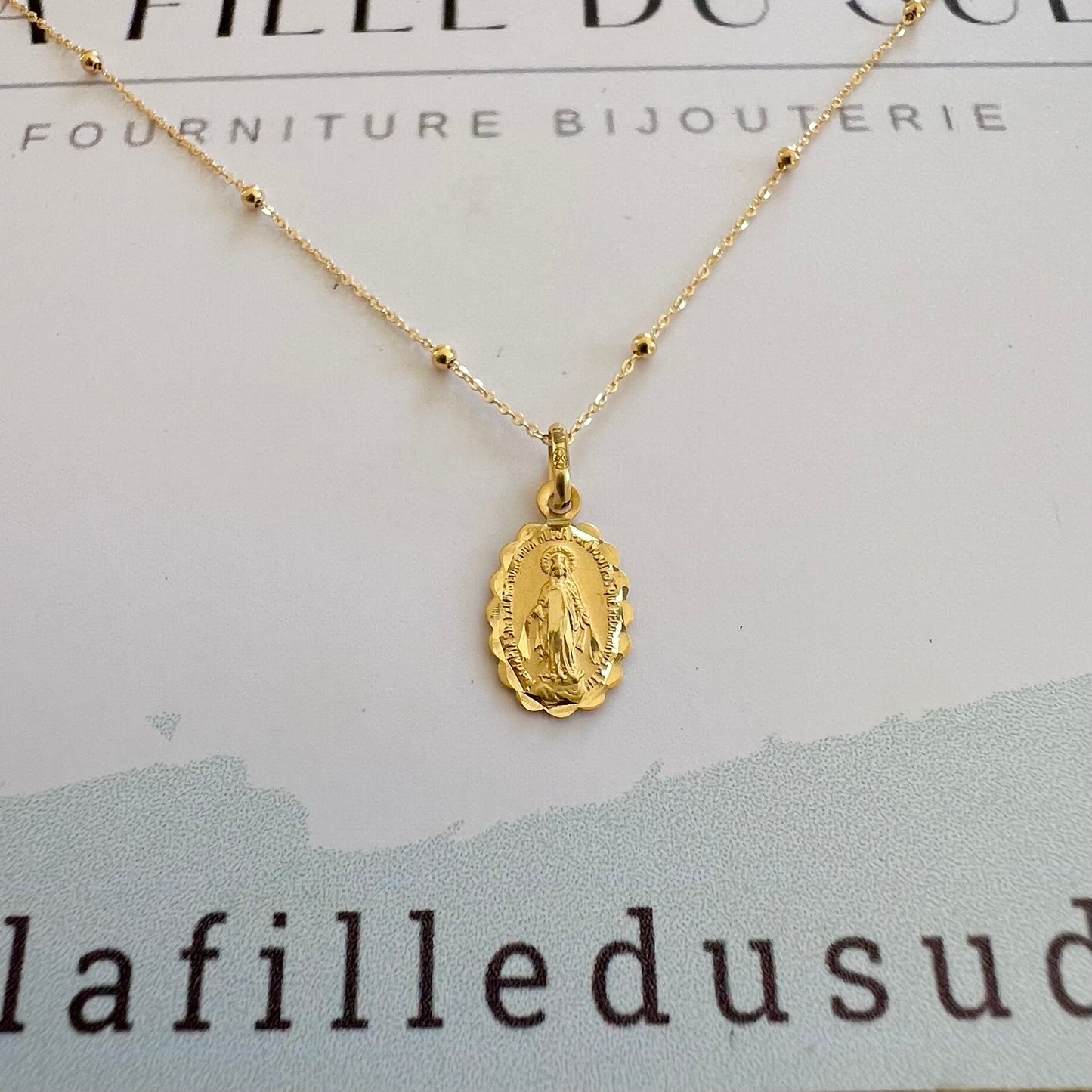 Médaille de la Vierge Miraculeuse en or 18 carats, double face avec bords ciselés.