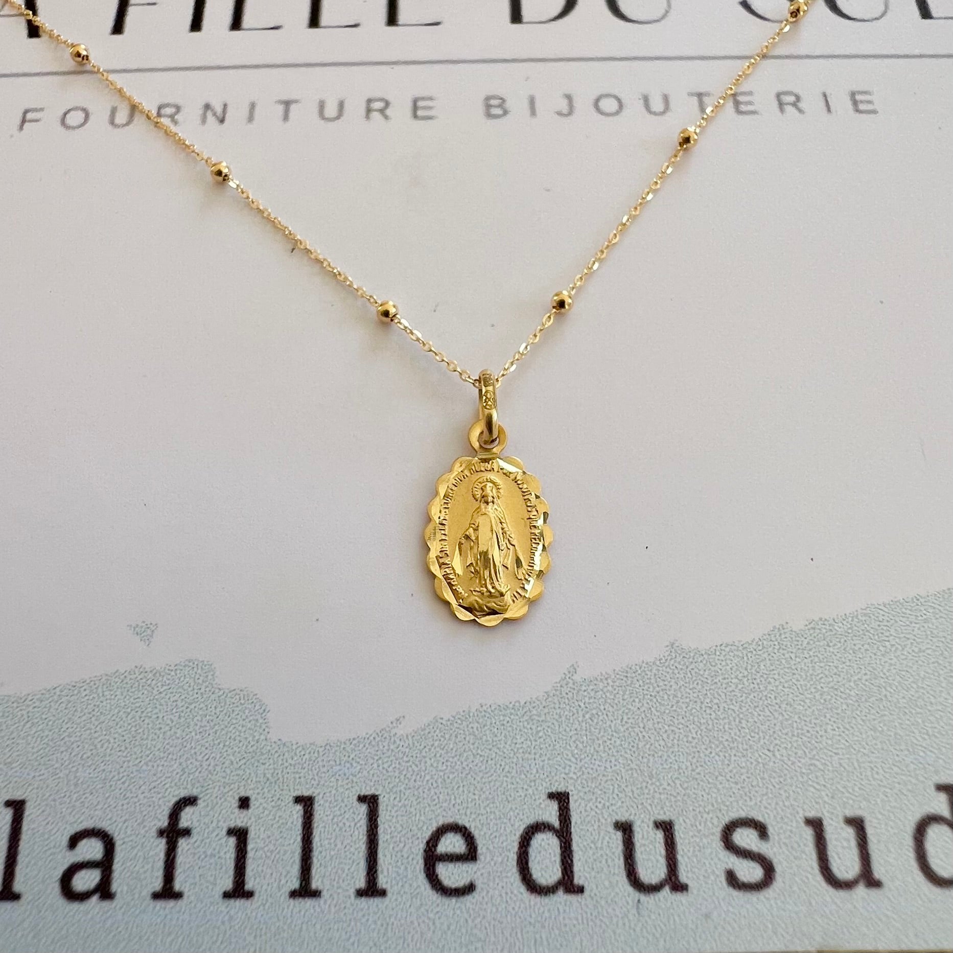 Médaille de la Vierge Miraculeuse en or 18 carats, double face avec bords ciselés.