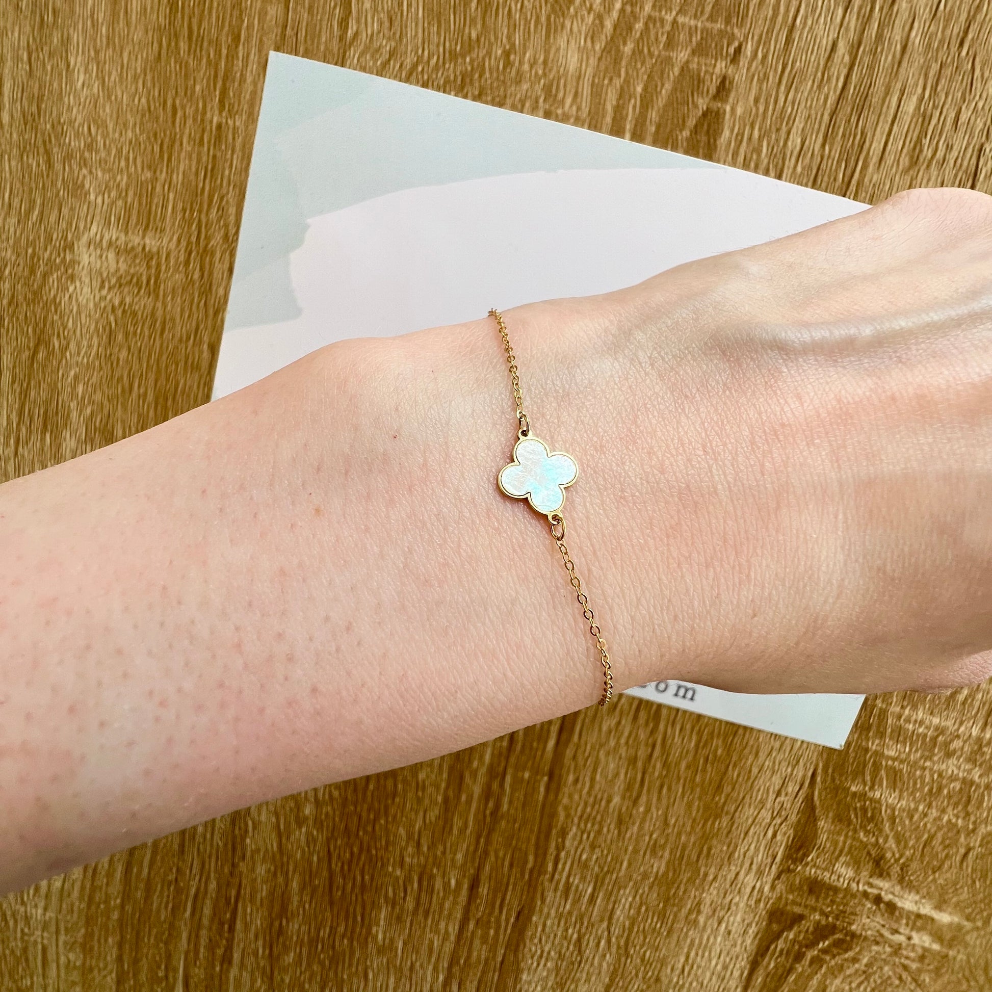 Bracelet Trèfle Feuilles Or 18K et Nacre Véritable Porte