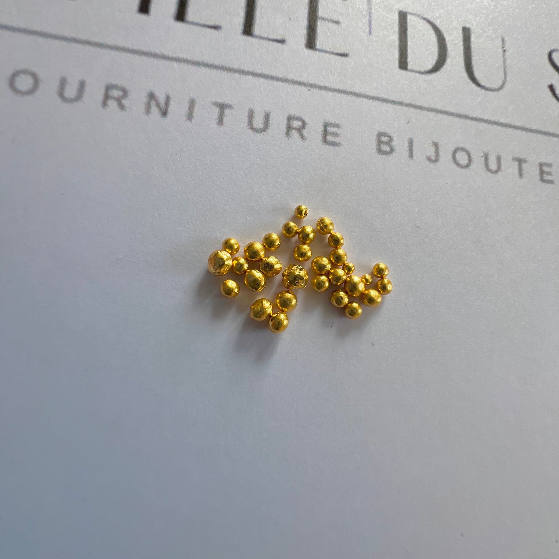 Grenaille d'or jaune 24k pour la création de bijoux par La Fille du Sud
